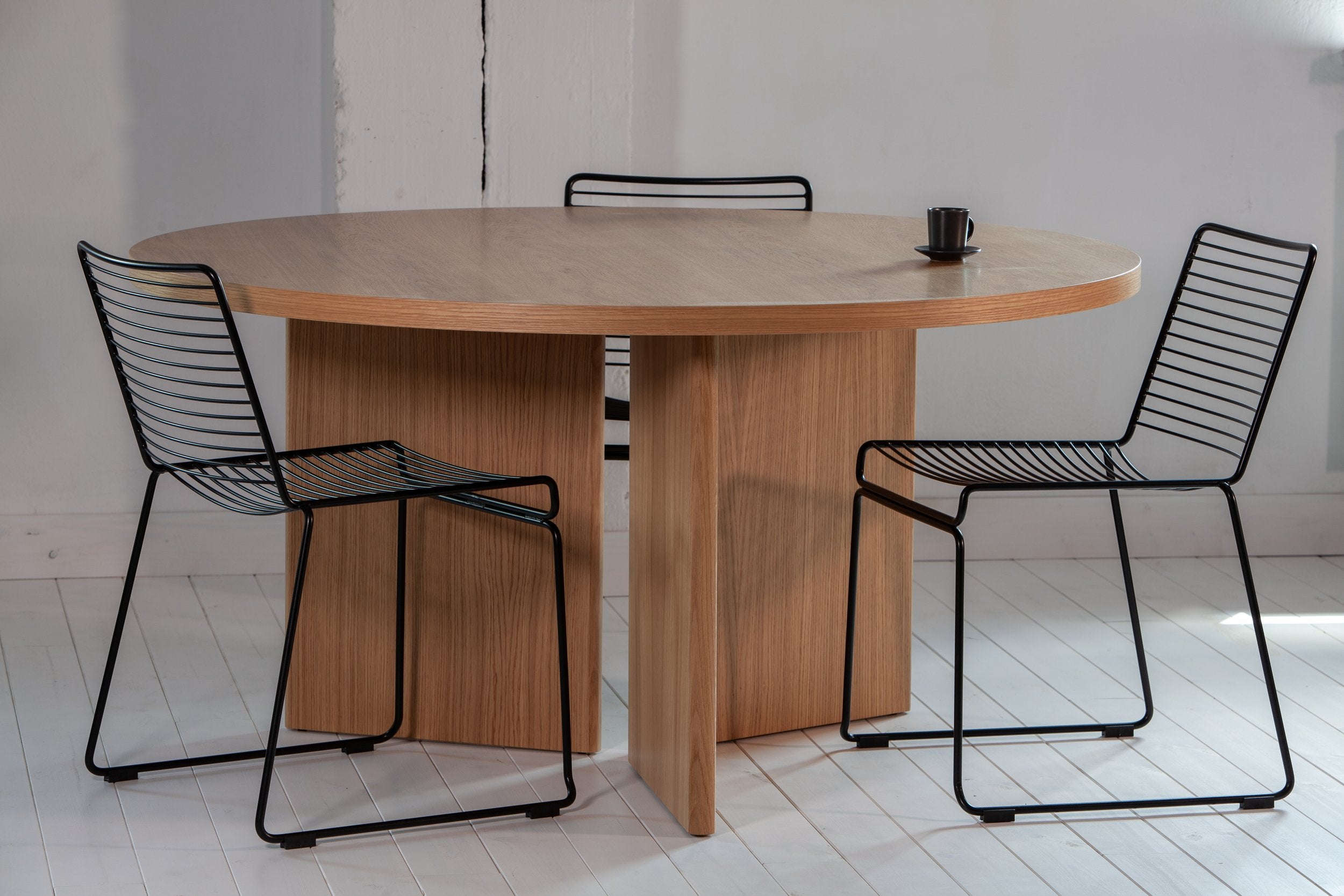 Round Table FAN Oak Veneer