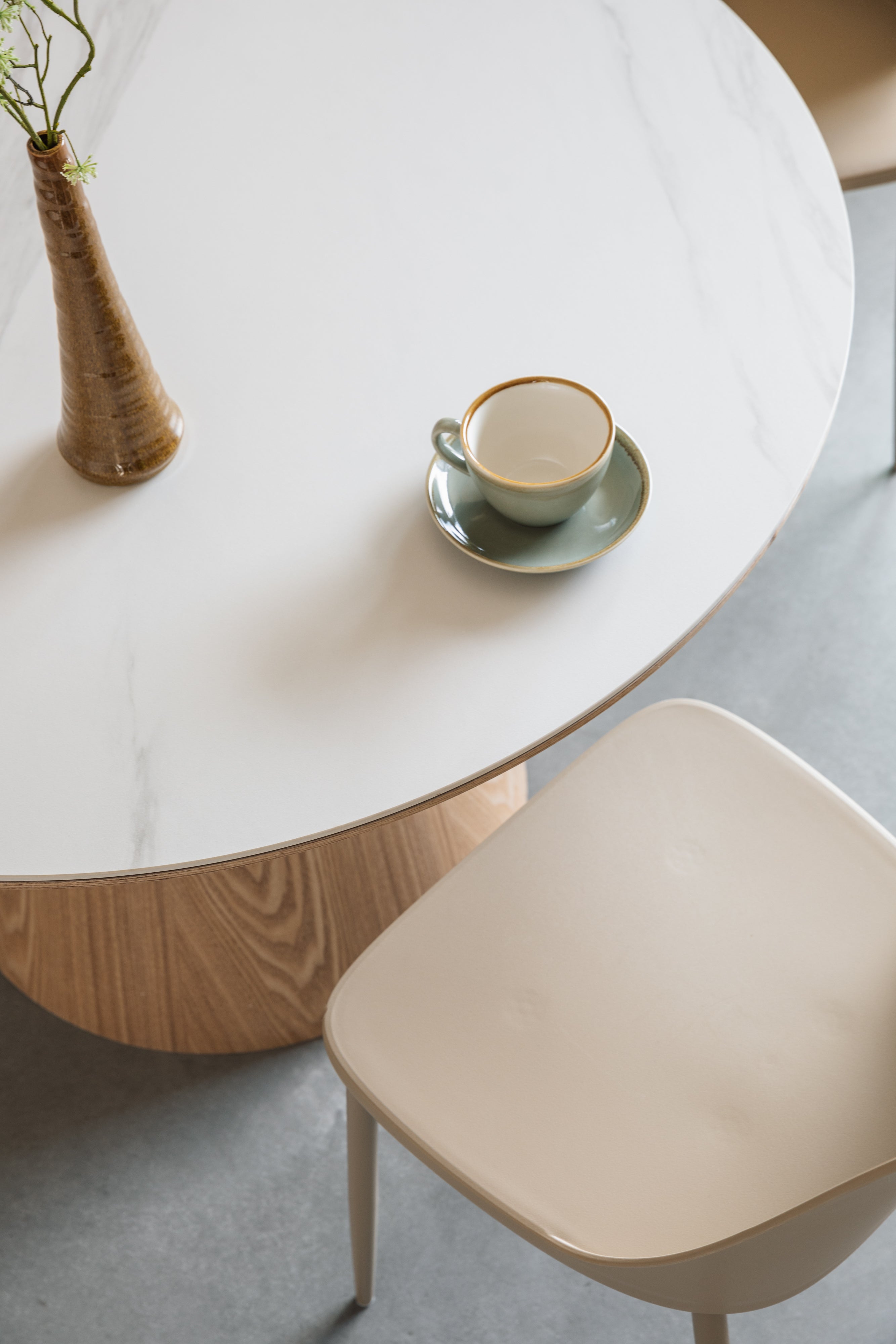 ALMIRA round table oak veneer