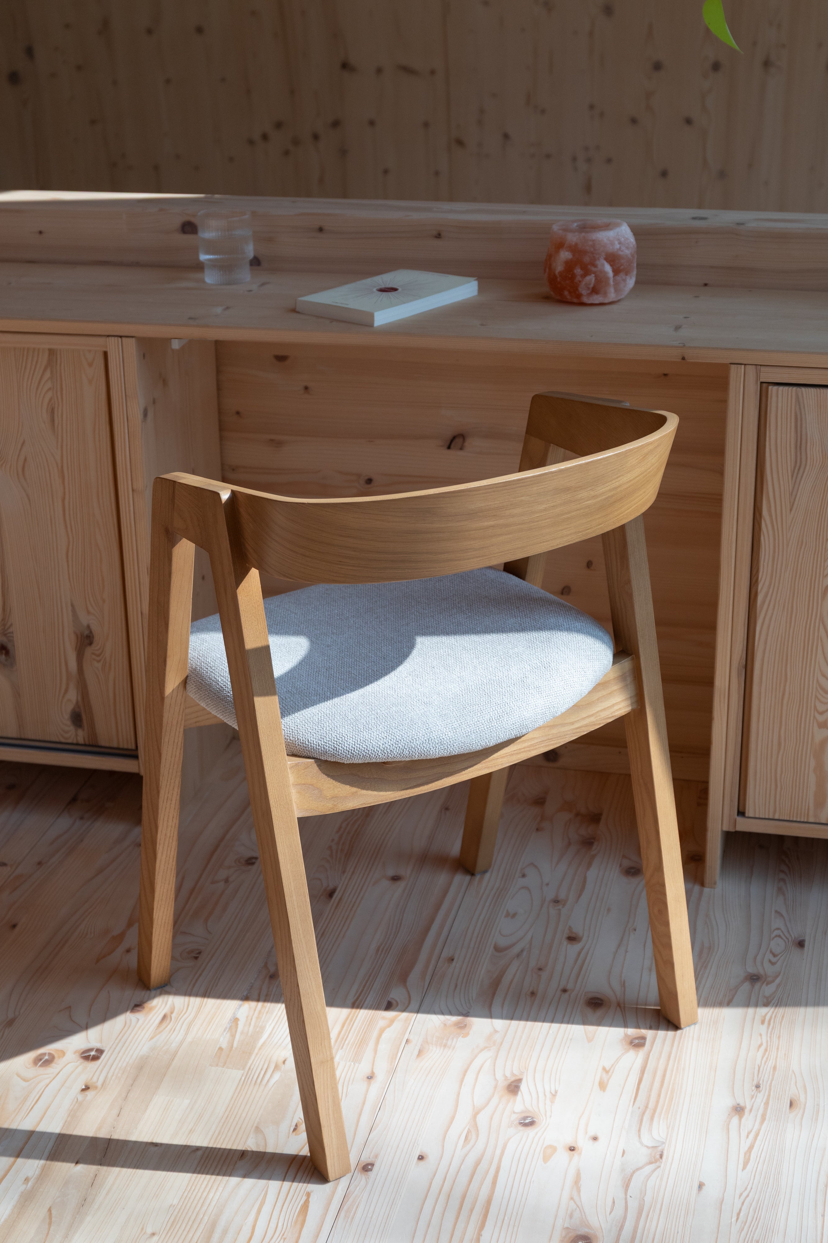 Stuhl MADS aus Eschenholz mit beigem Sitz