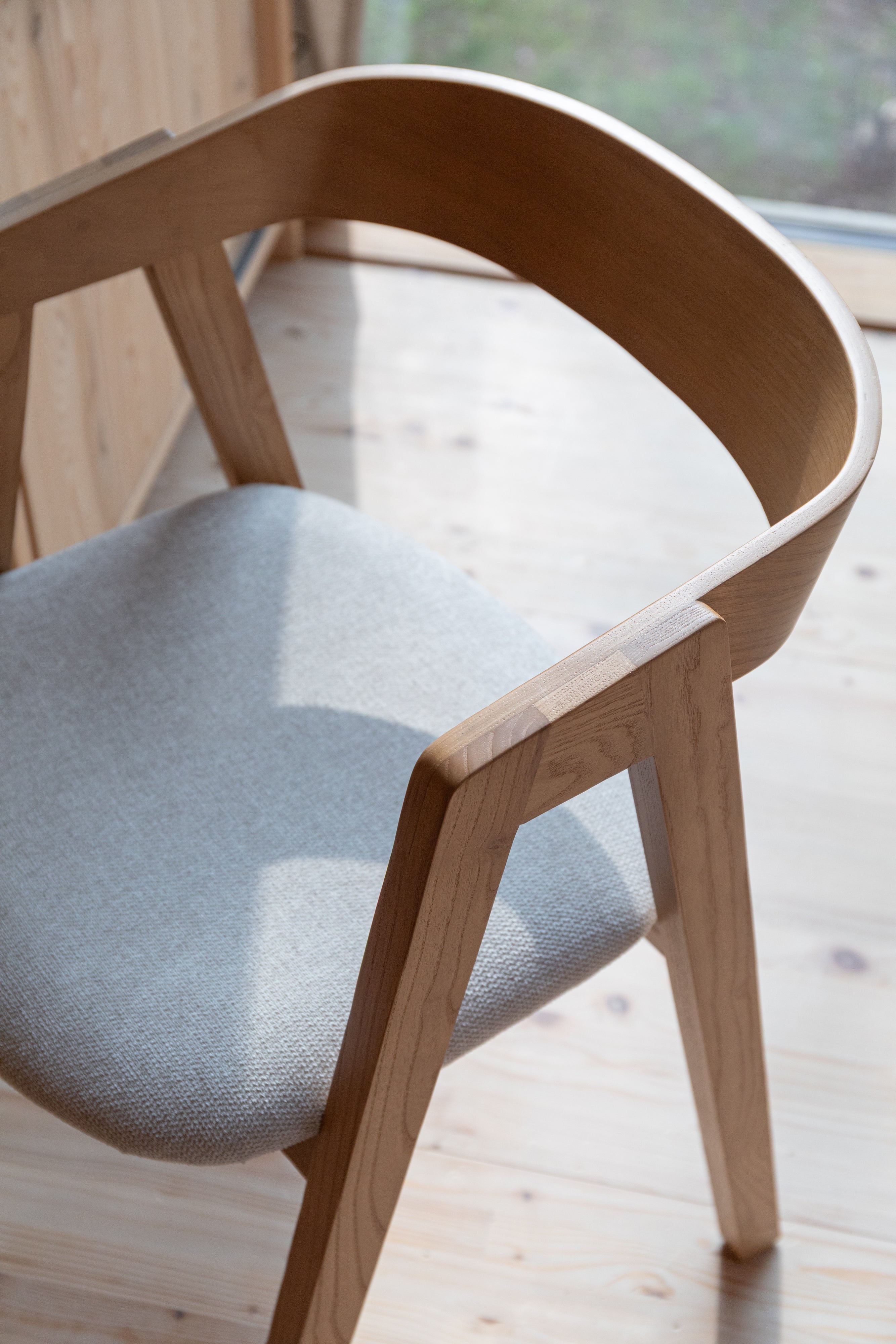 Stuhl MADS aus Eschenholz mit beigem Sitz