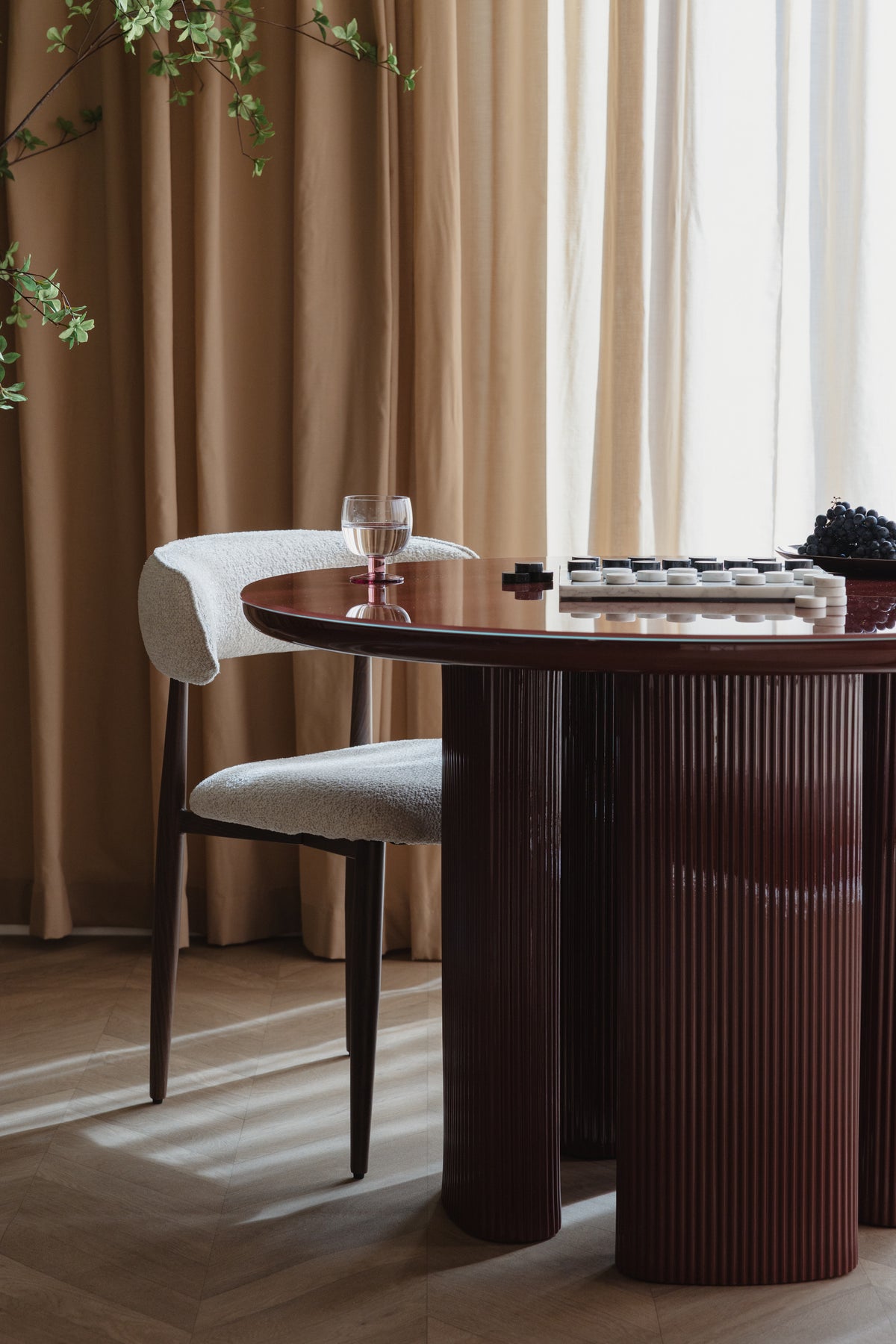 Round table TIMO red
