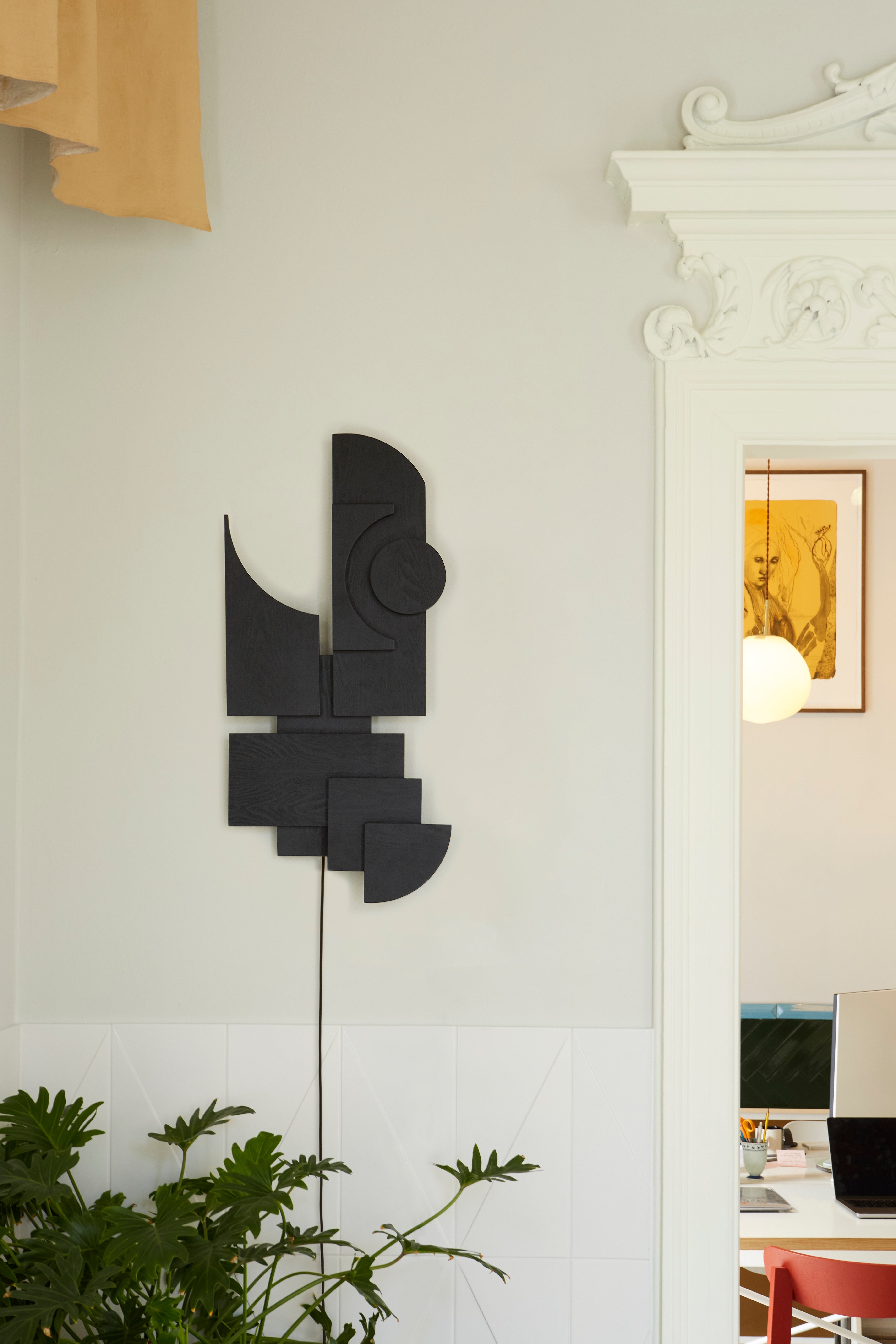 TOTEM DECO black wall lamp