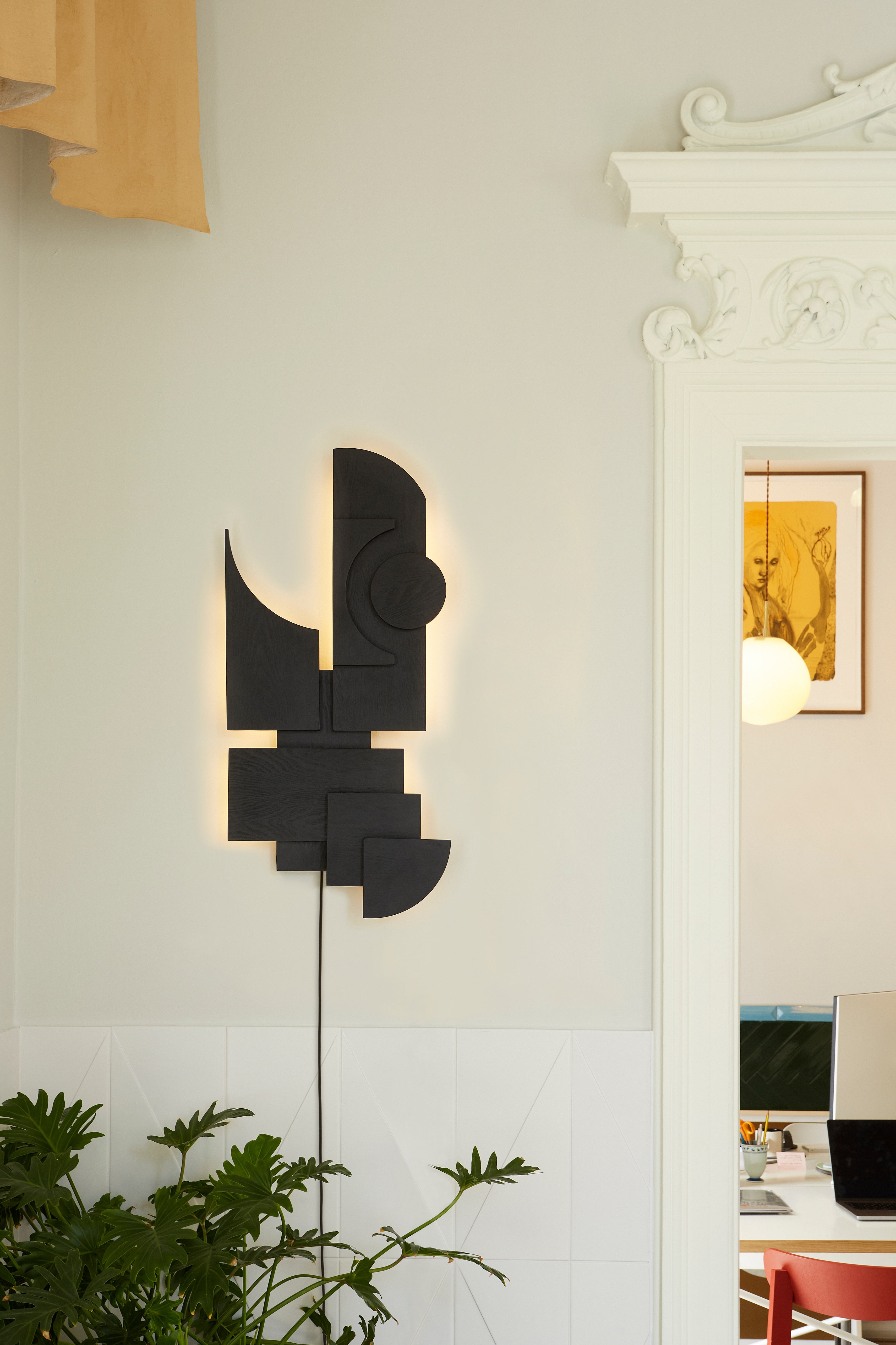 TOTEM DECO black wall lamp