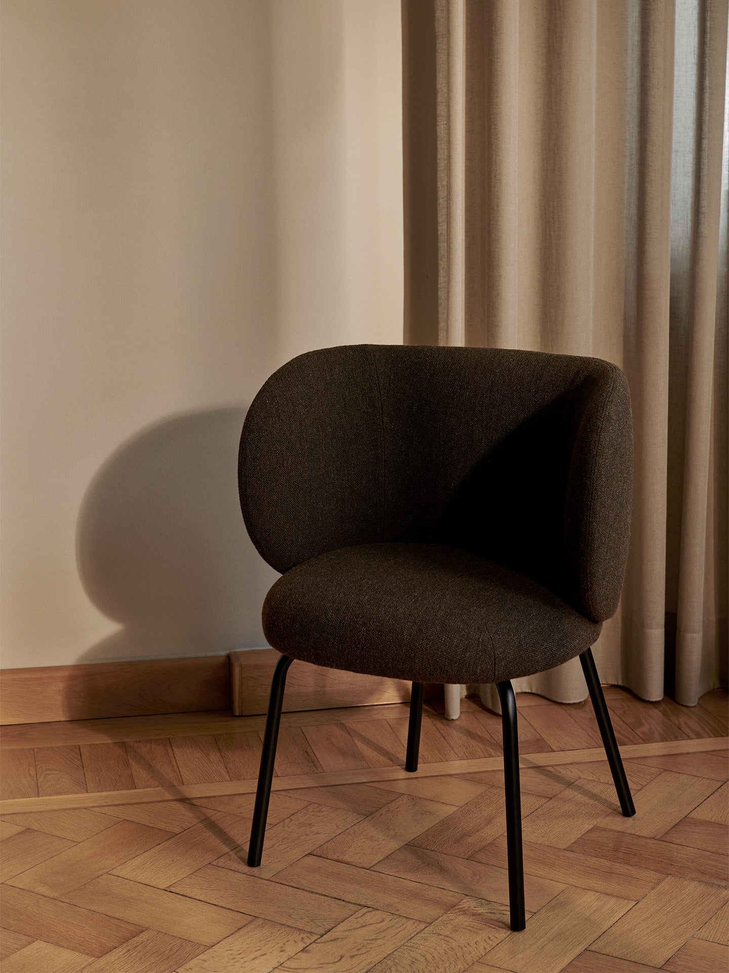 Chair with armrests Rico Hallingdal dark brown with a black base