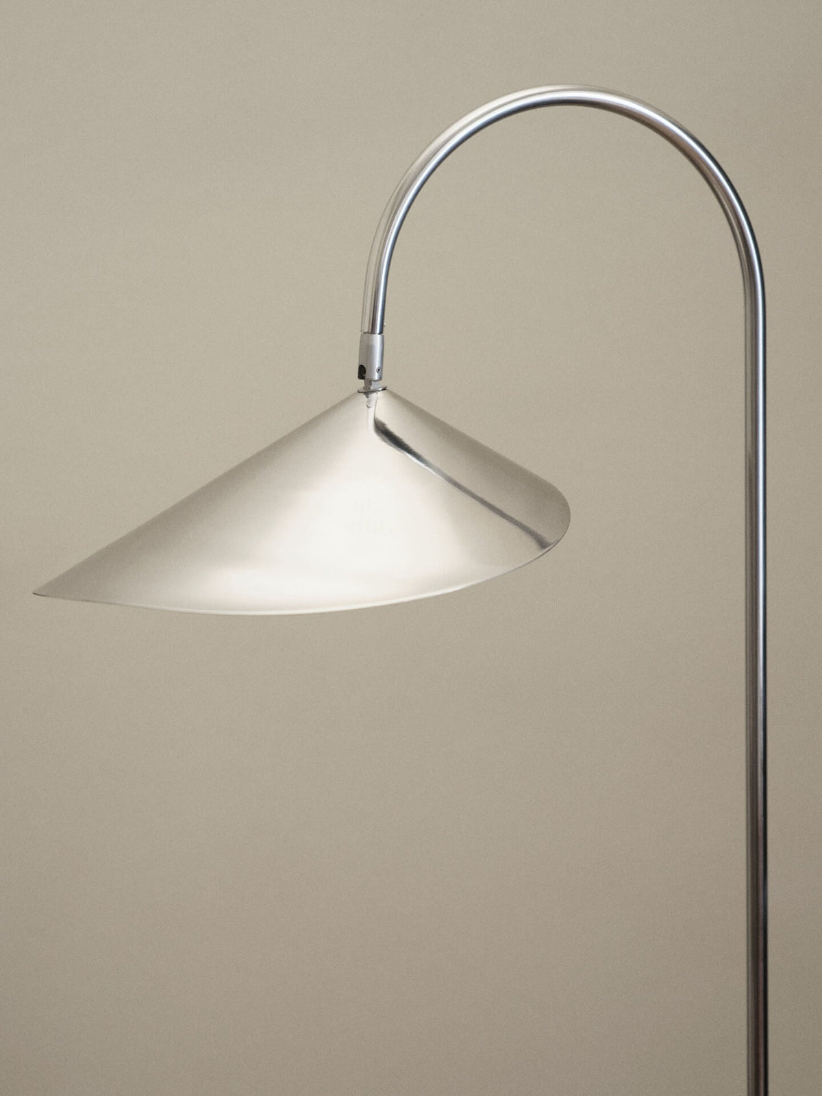 Lampa podłogowa ARUM stal polerowana – ujęcie 3