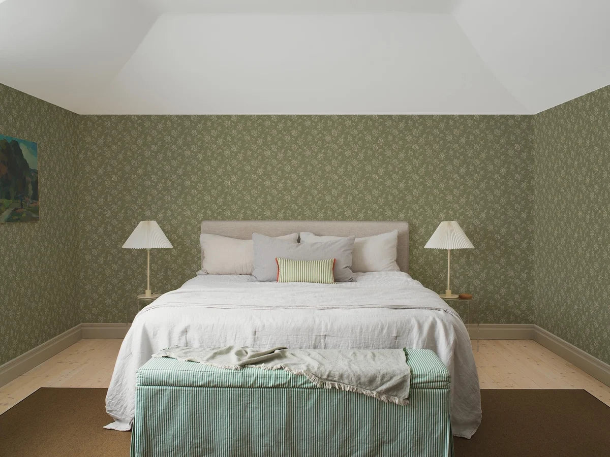 Wallpaper with a floral pattern HIP ROSE green