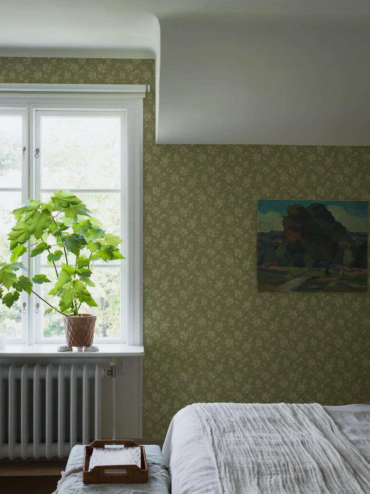 Wallpaper with a floral pattern HIP ROSE green