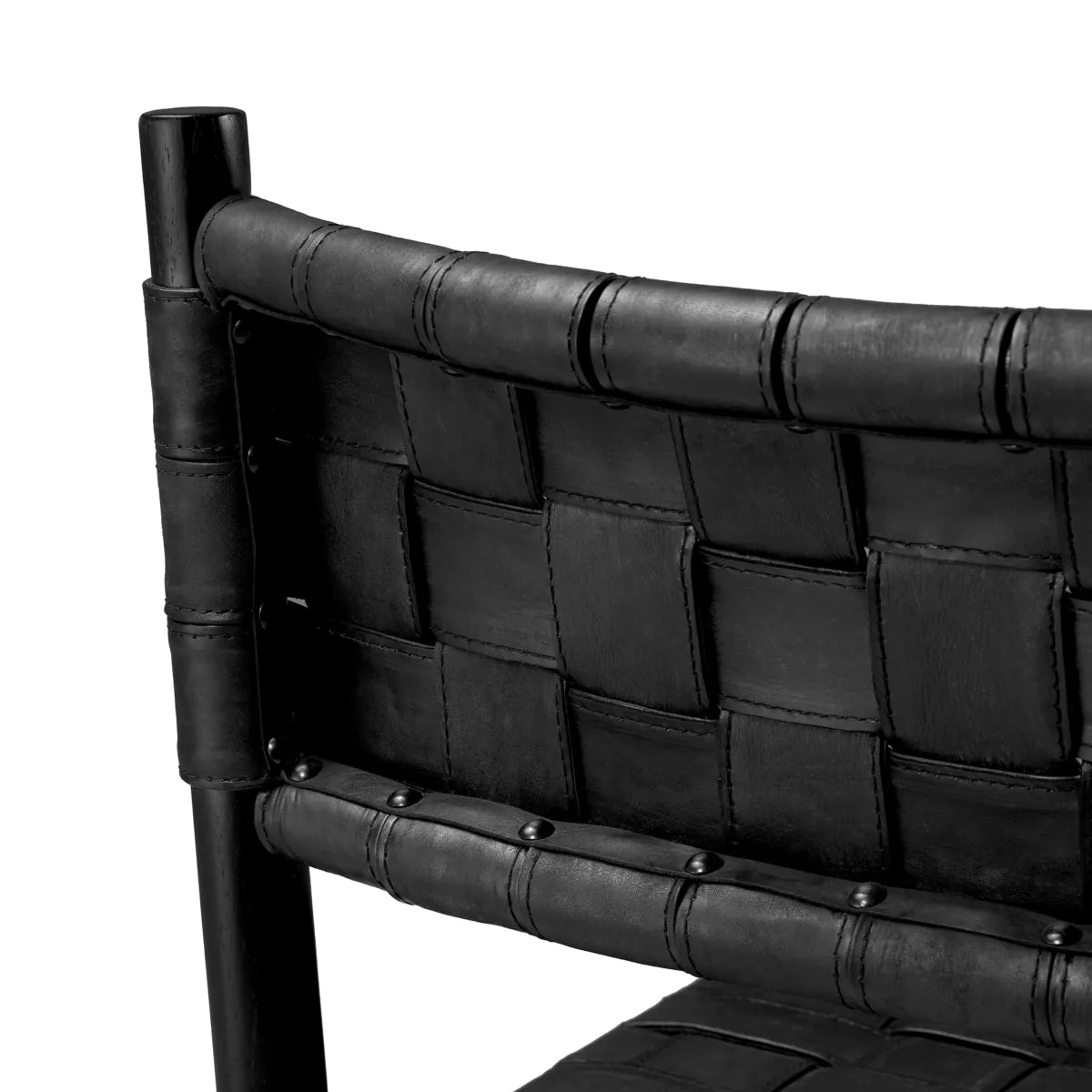 A chair with tiberio armrests black