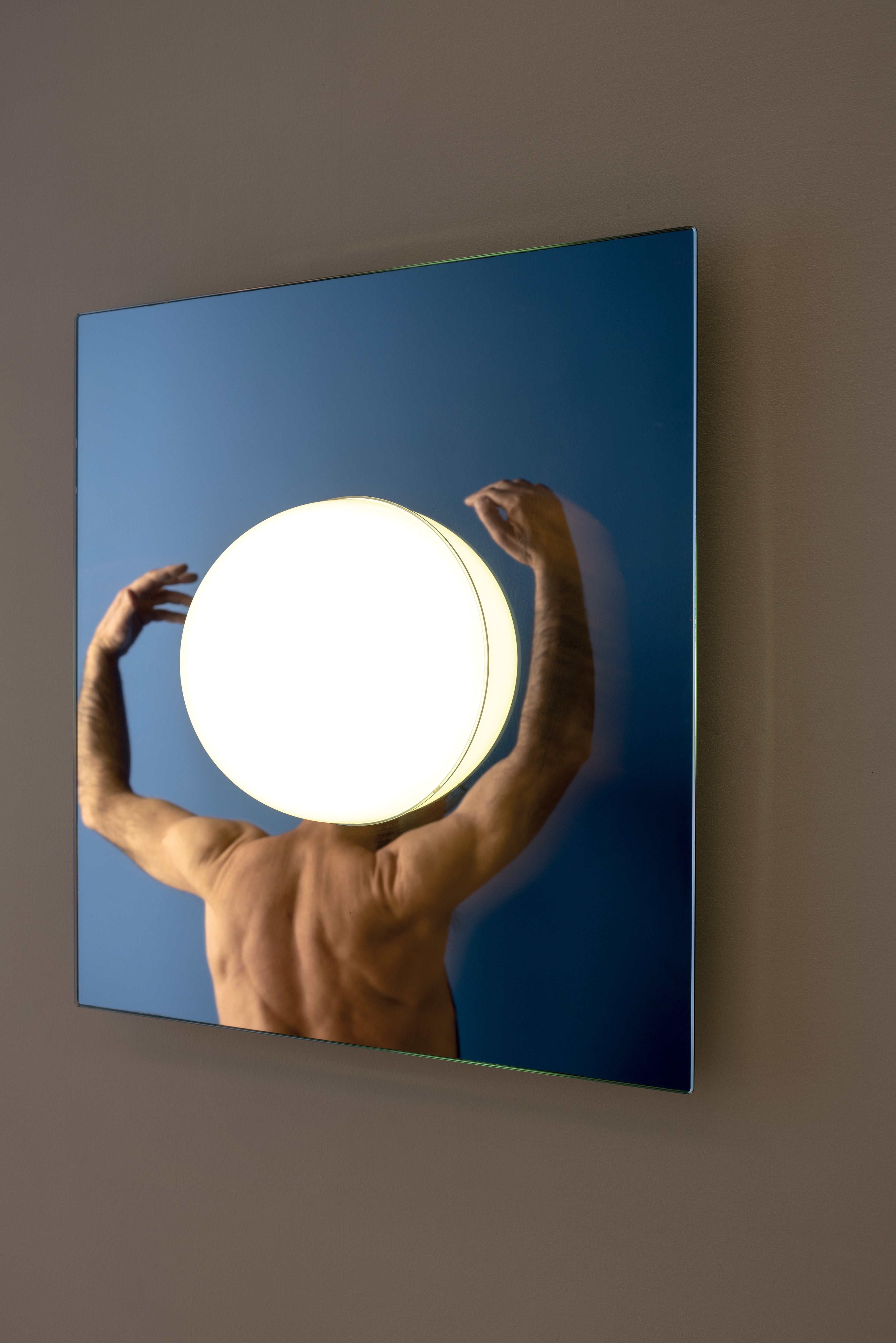 ELOS Wall Lamp with White Shade and Glass Base