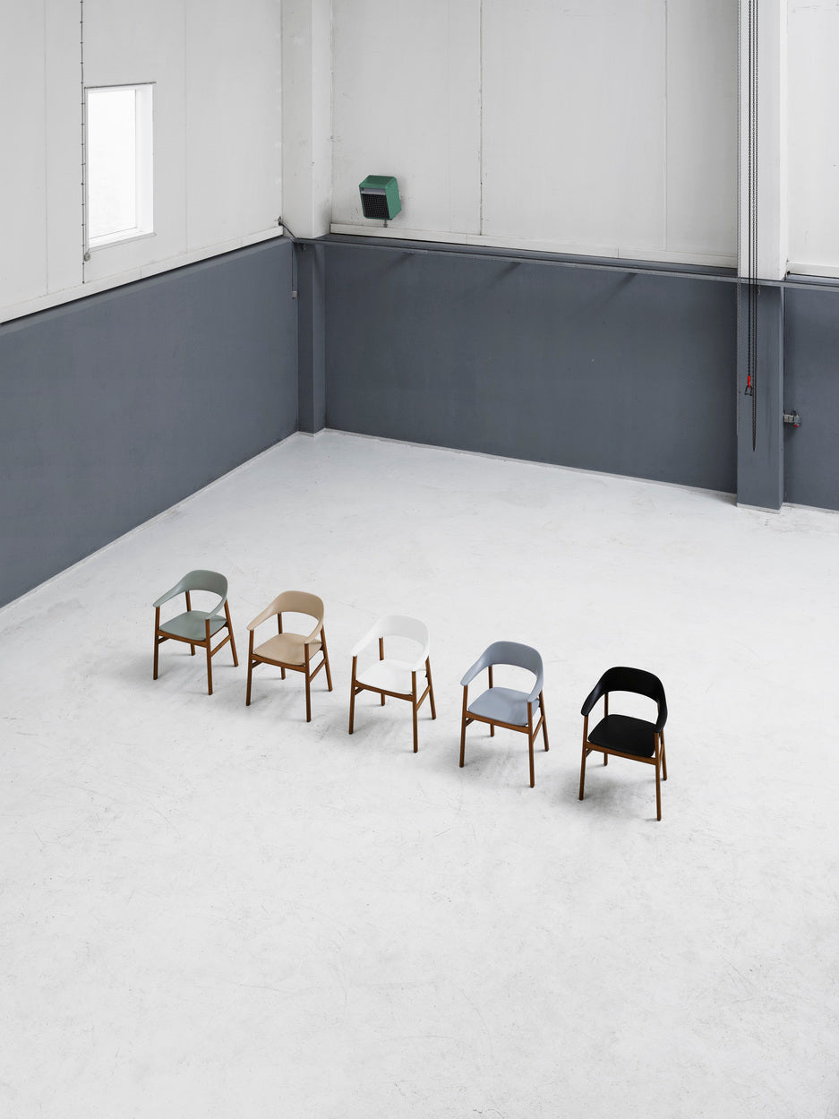Chair with armrests Herit Green with a natural oak base