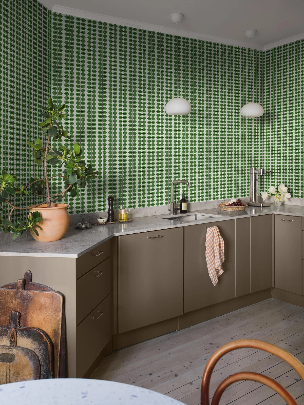 Tapete mit pflanzlichem Blattmuster BERSÅ weiß mit orange