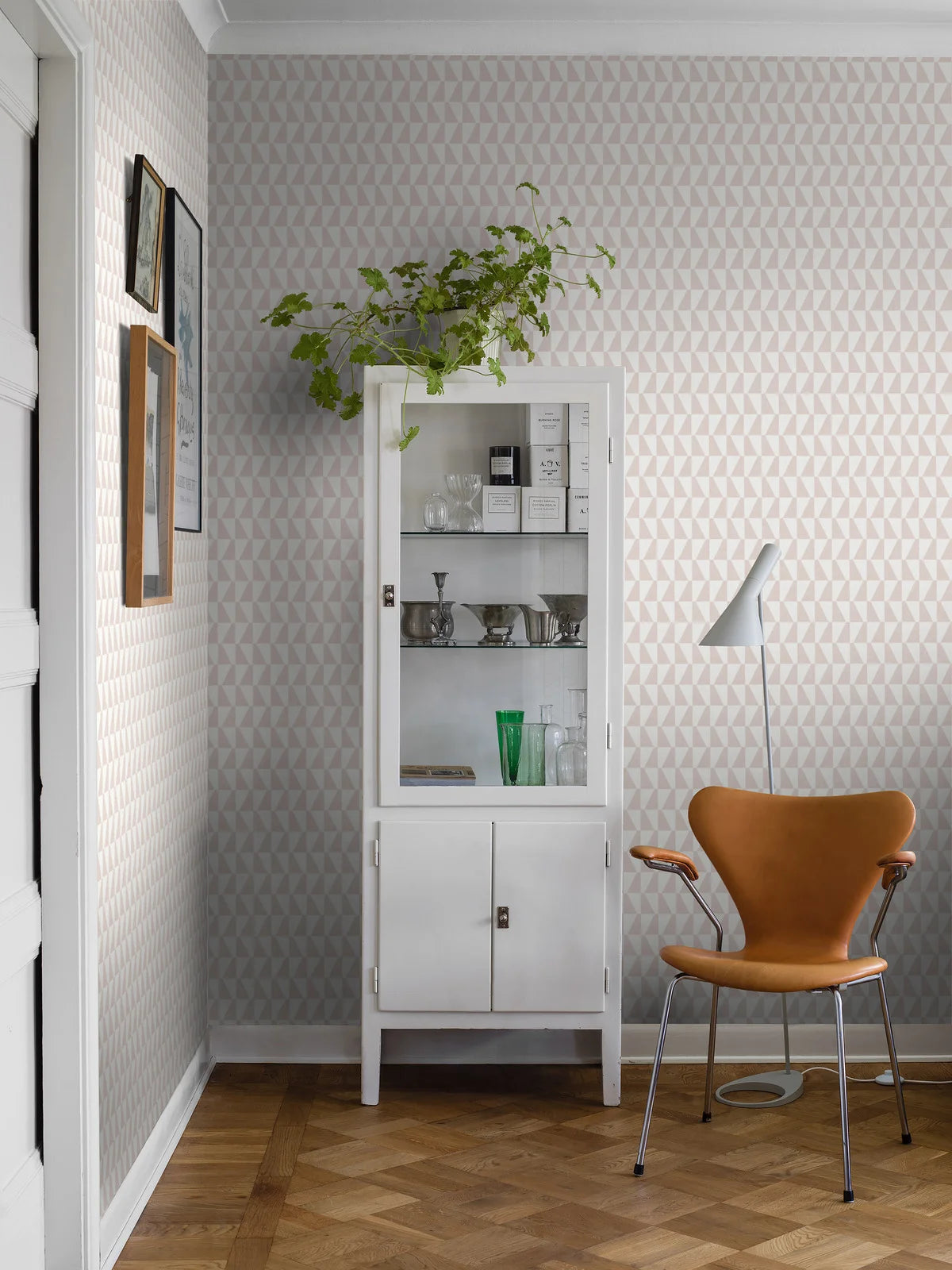 Non-woven paper wallpaper with a geometric TRAPEZE pattern in pink and white