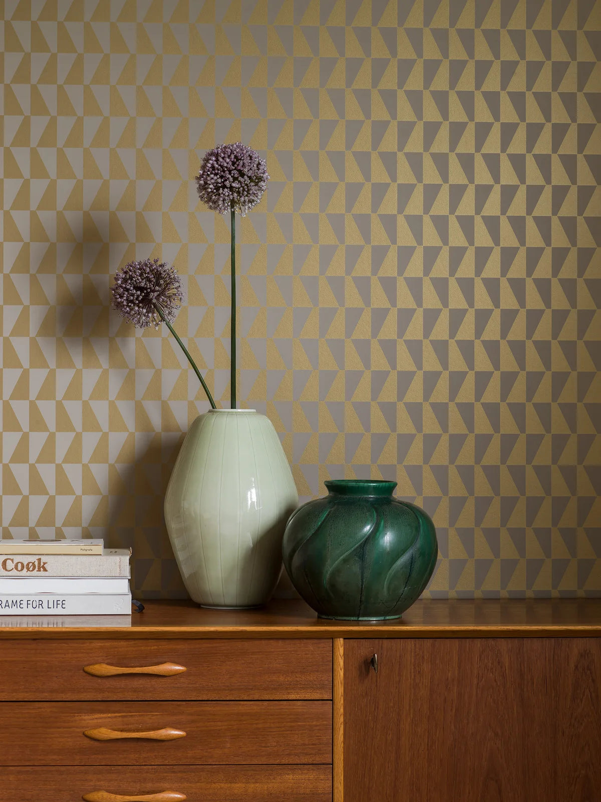 Non-woven paper wallpaper with geometric TRAPEZ pattern in beige with gold