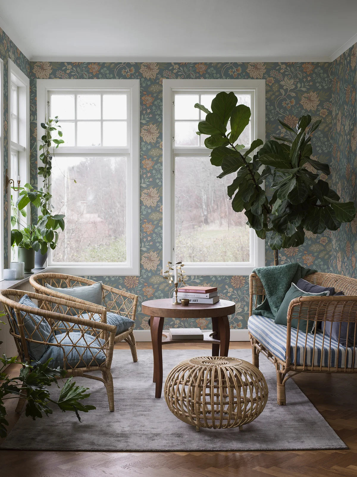 Non-woven paper wallpaper with a floral pattern ALICIA blue with green