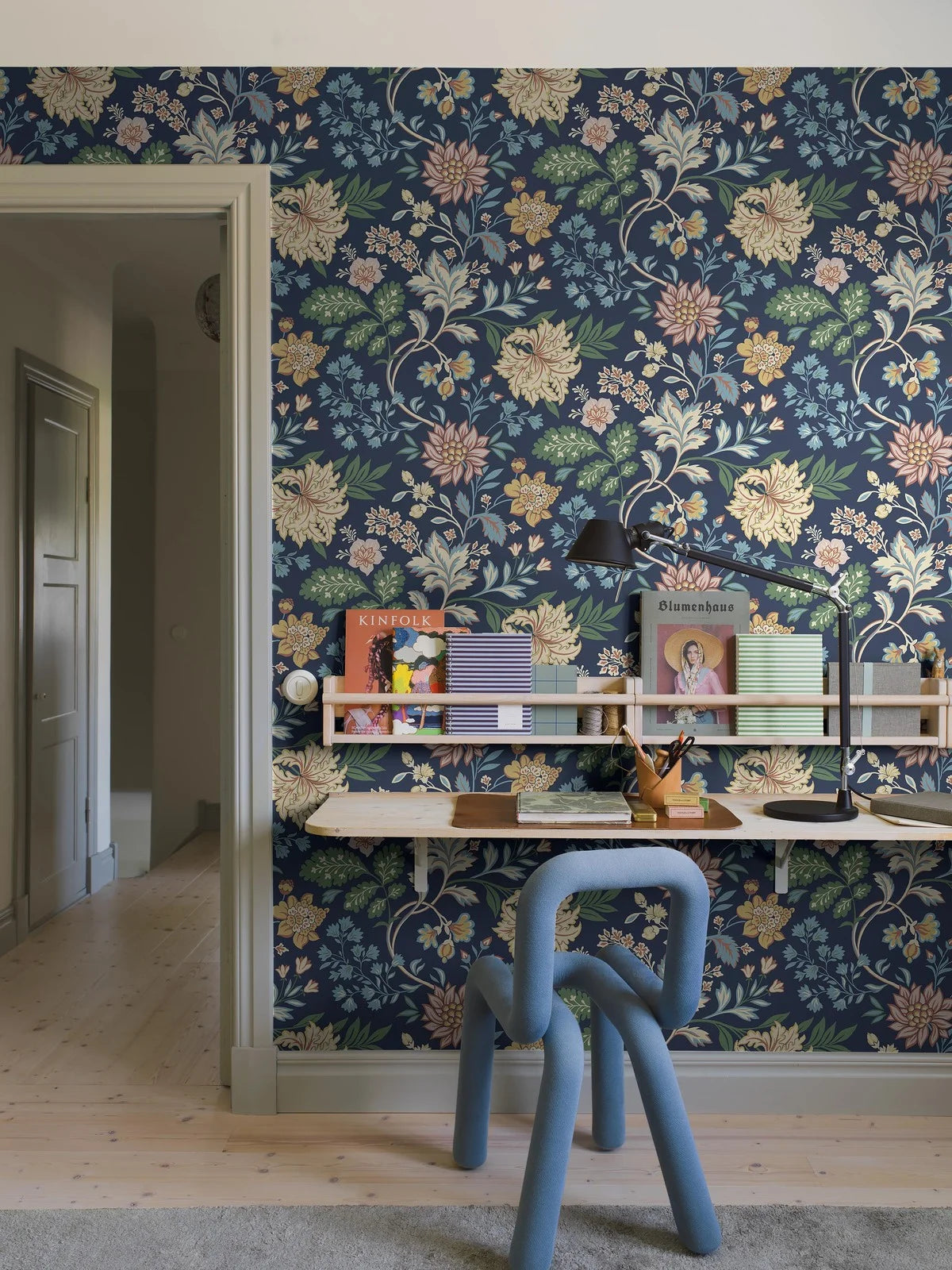 Vlies-Tapete mit Pflanzenmuster ALICIA dunkelblau mit Gelb