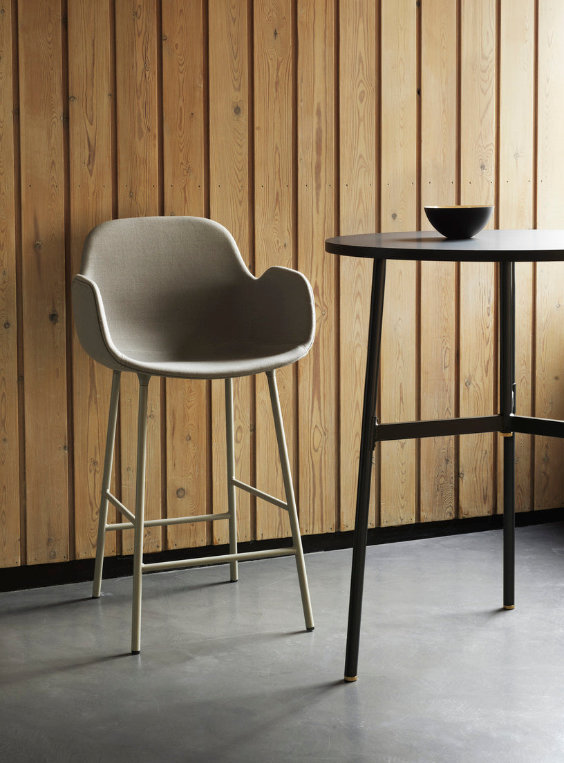 Bar chair upholstered with armrests of forms with a white base