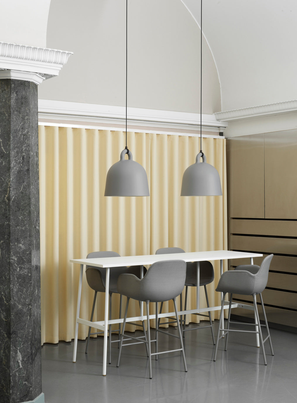 Bar chair upholstered with armrests of forms with a white base