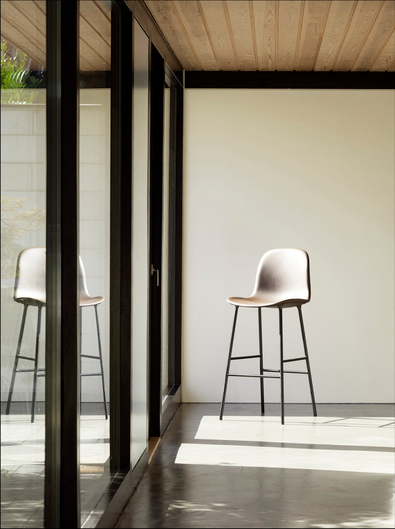 Bar chair Upholstered forms with a gray heat base