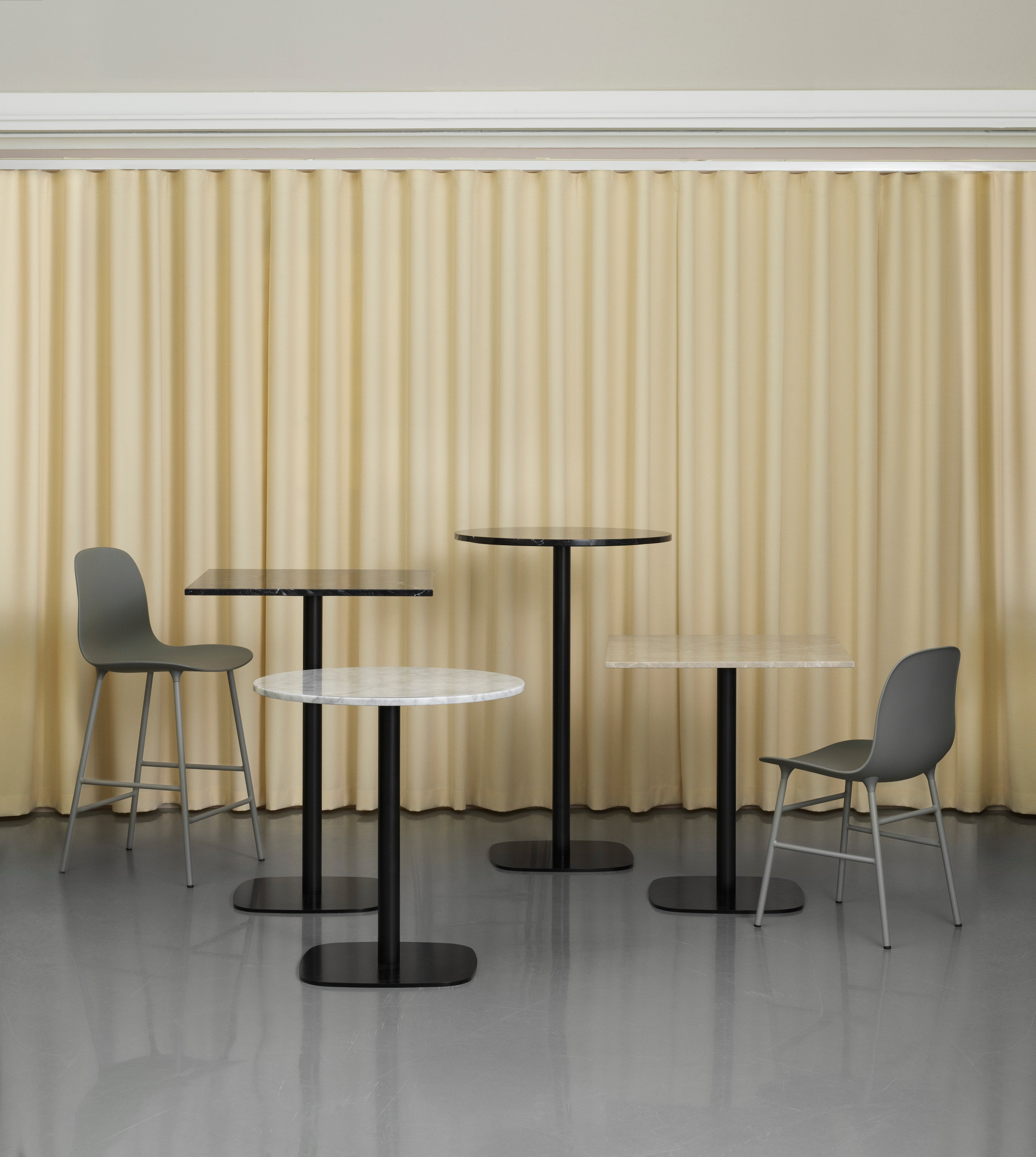 Caffered table Round forms Marble white top with a black base