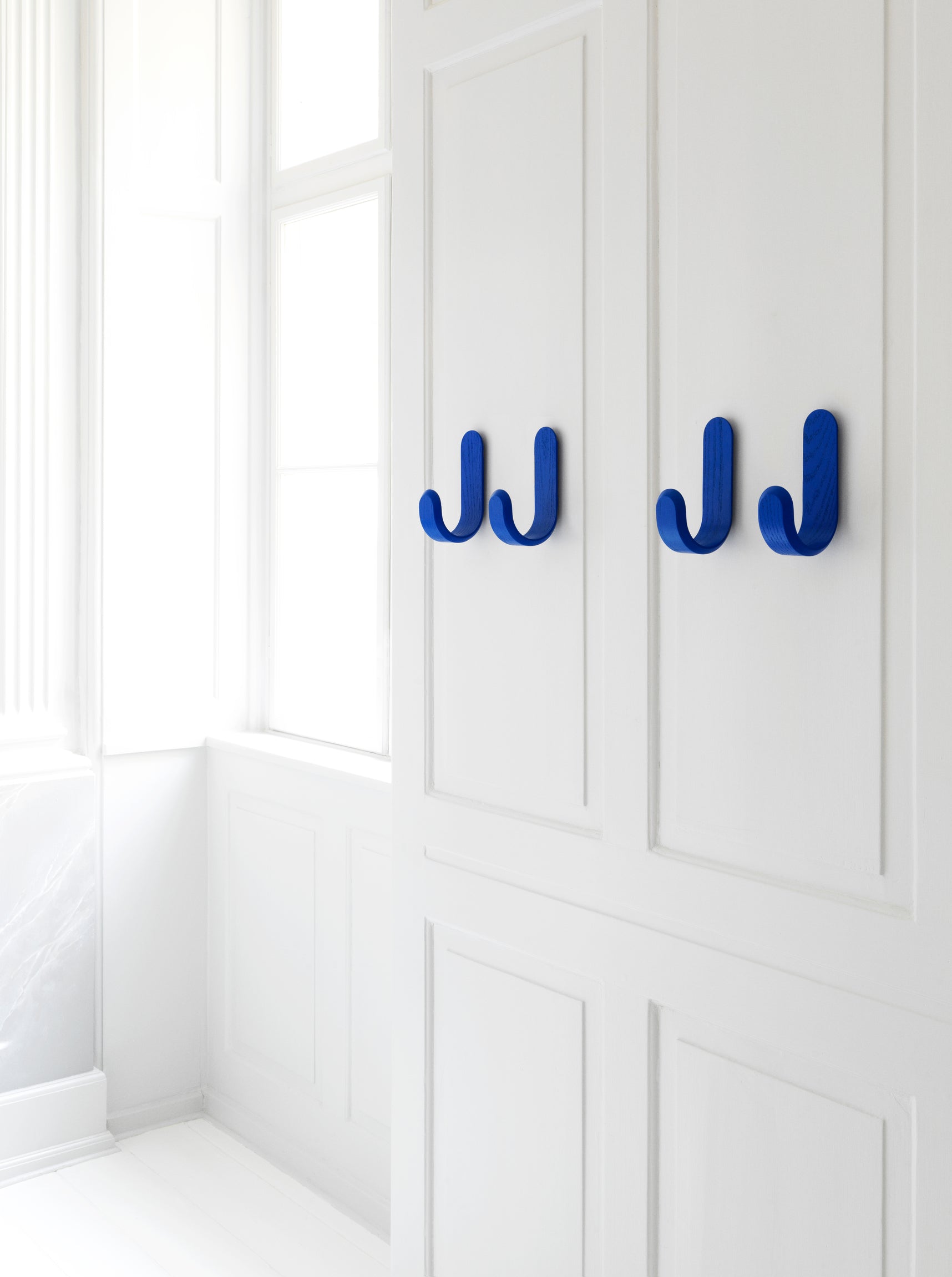 Garderobe CURVE blau Eschenfurnier