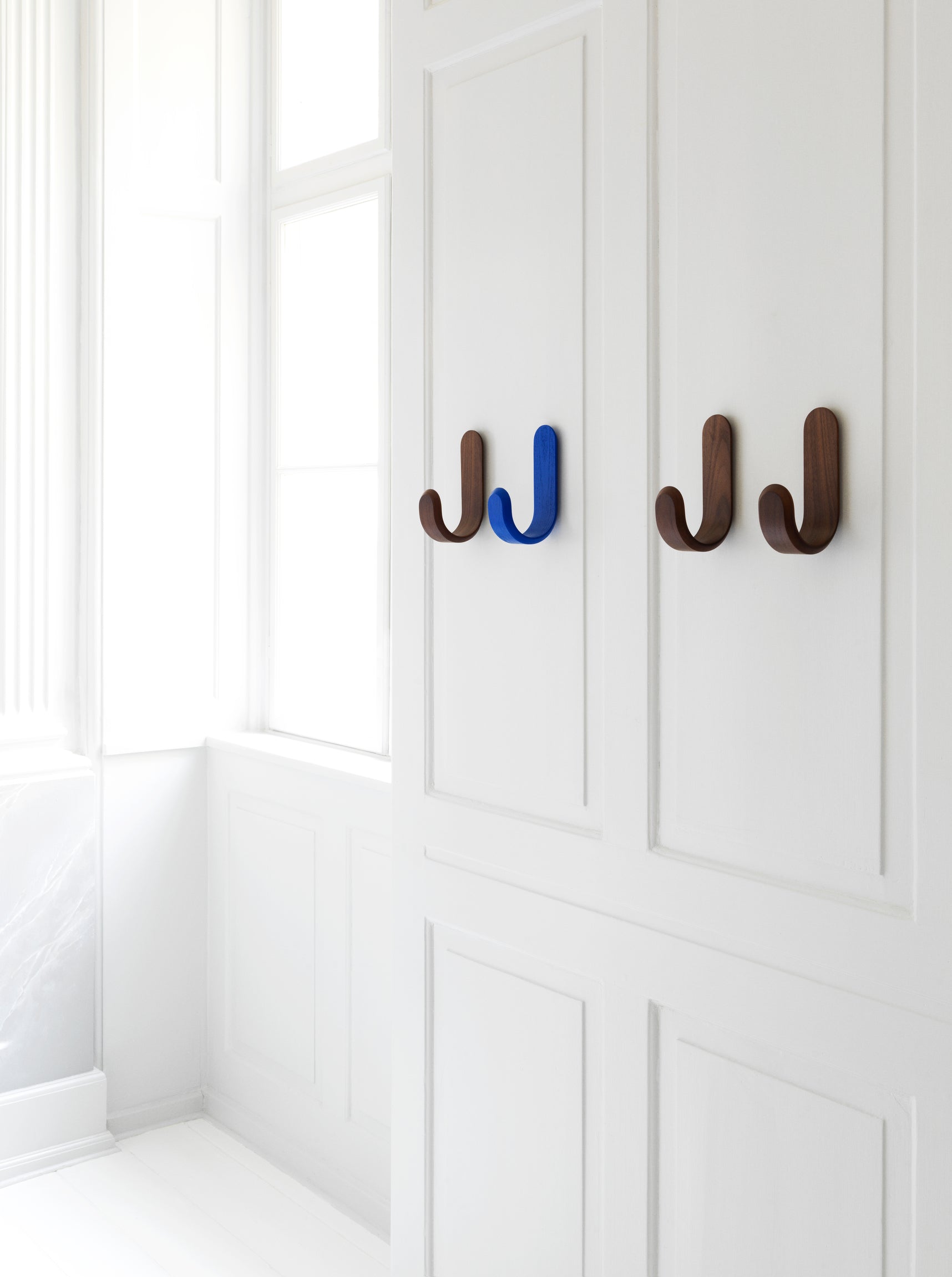 Garderobe CURVE blau Eschenfurnier
