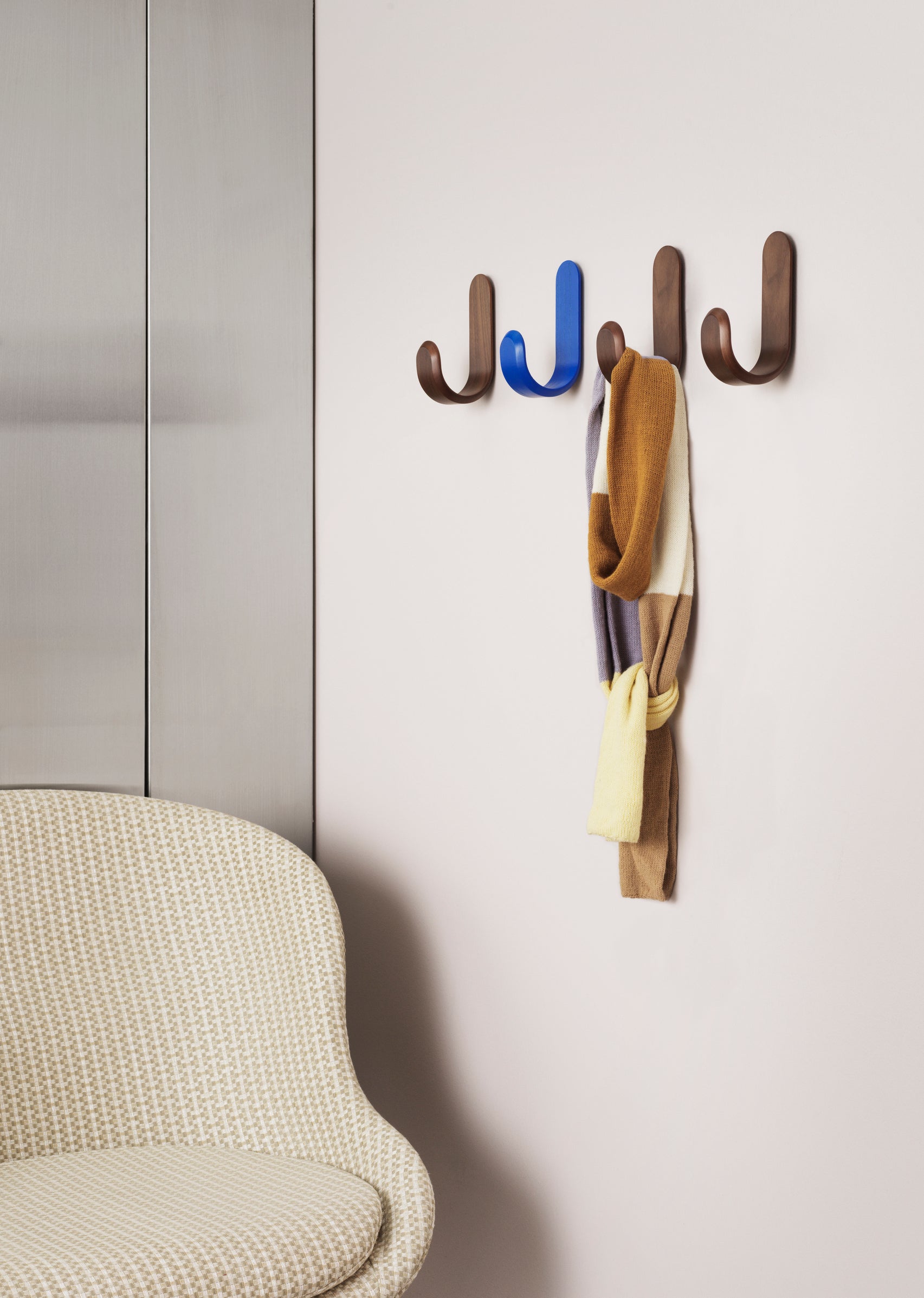 Garderobe CURVE blau Eschenfurnier