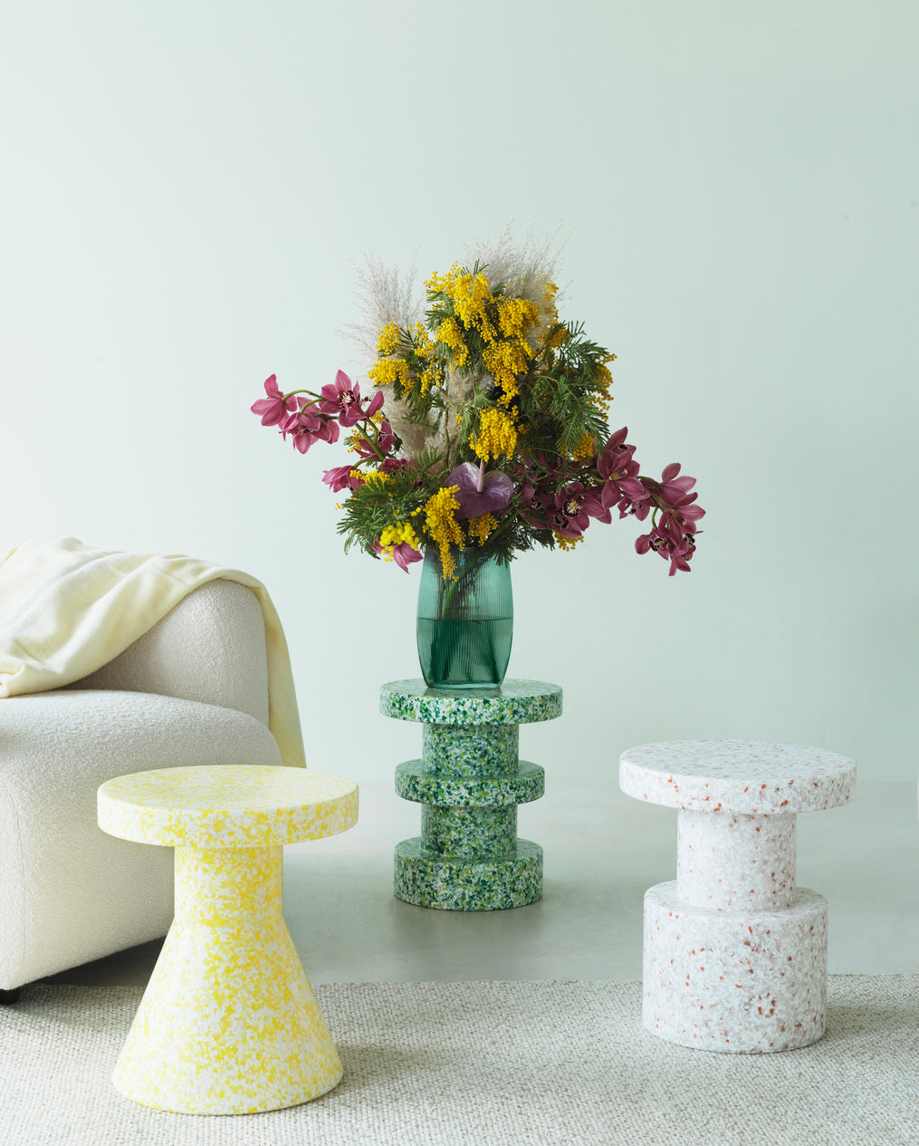 Side table bit white with a colorful finish