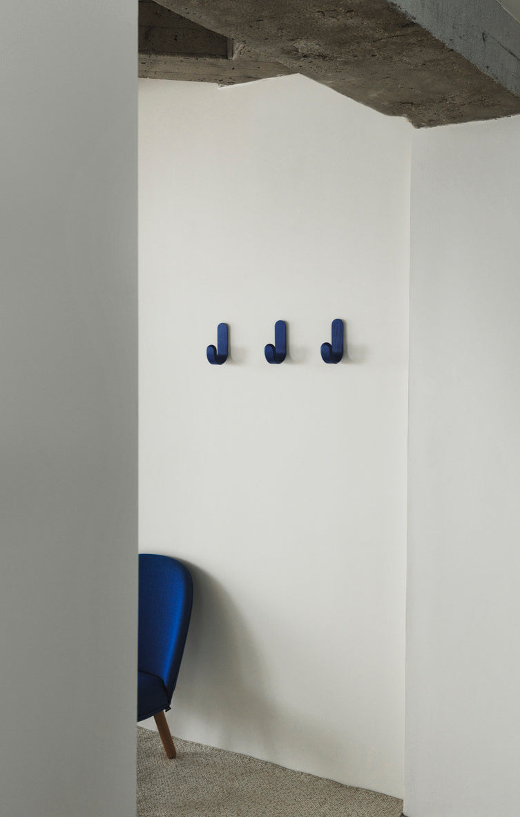 Garderobe CURVE blau Eschenfurnier