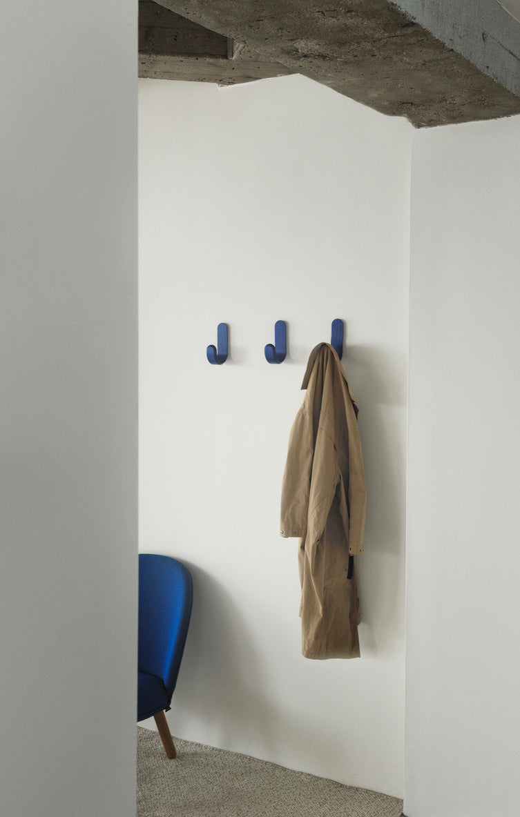 Garderobe CURVE blau Eschenfurnier