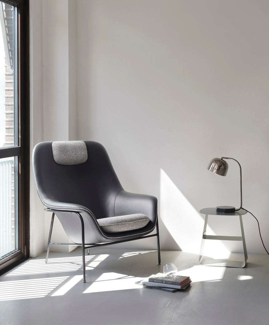 Drape High W. Headrest Drape armchair with a gray metal base