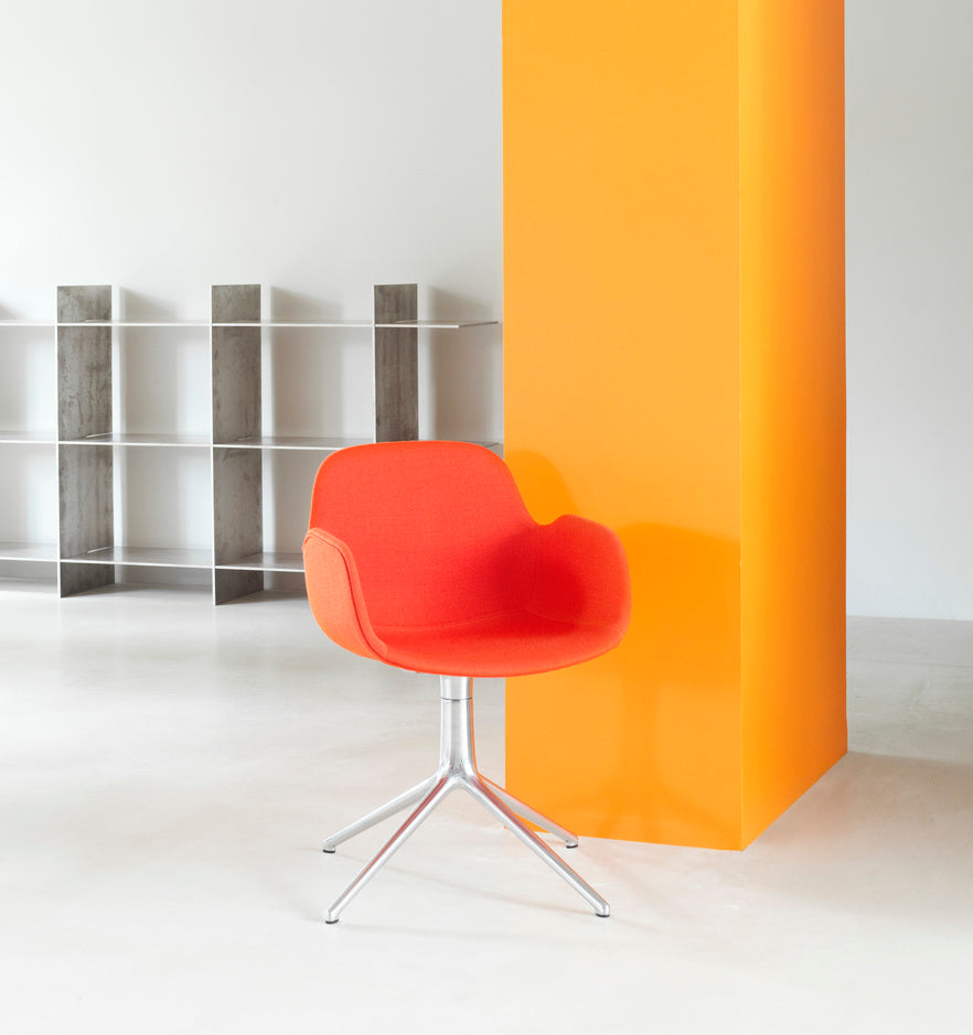 Upholstered office chair with 4L Form armrests with an aluminum base