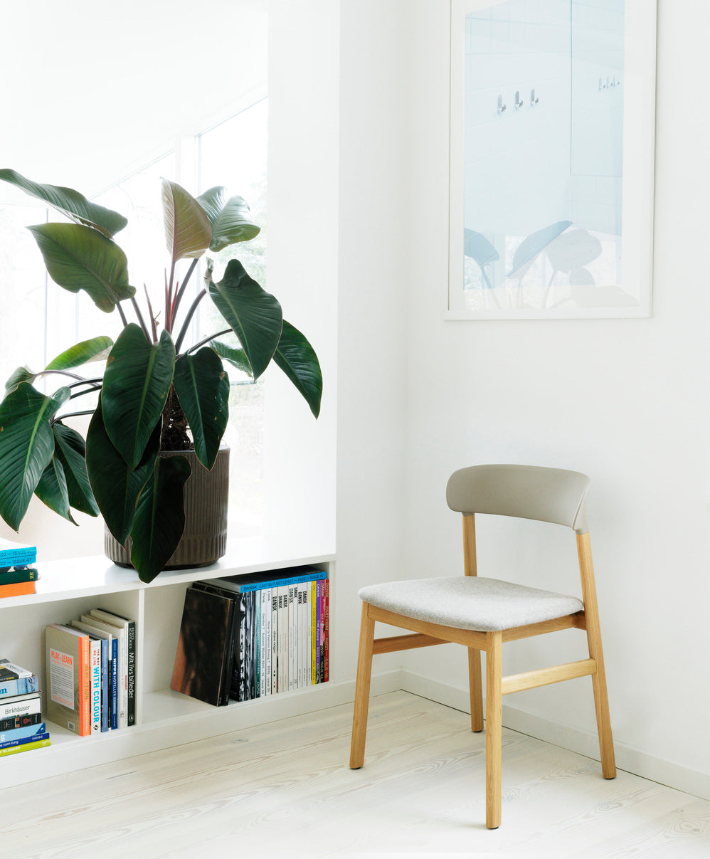 Herit upholstered chair with a natural oak base