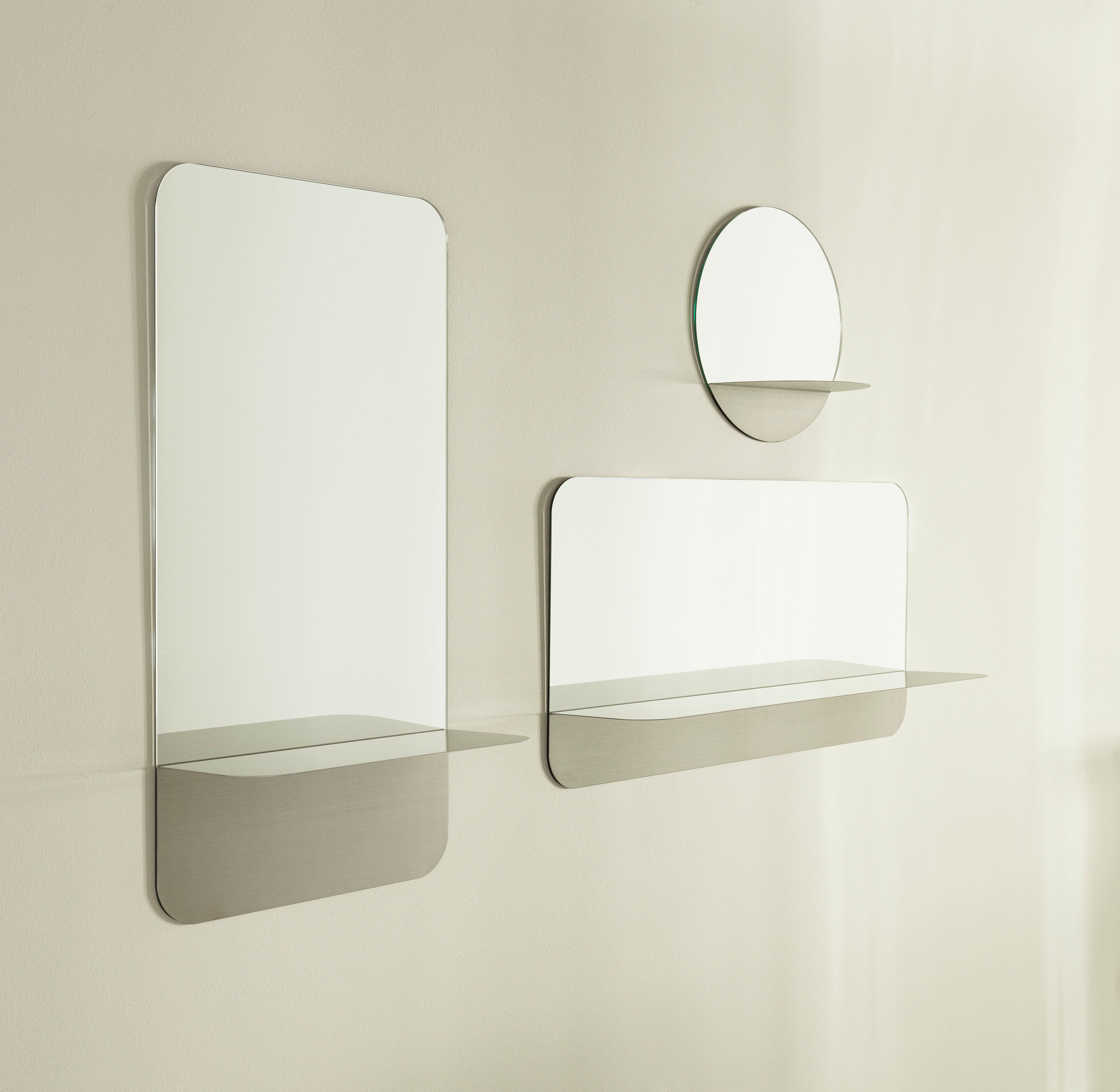 Horizon HORIZONTAL Spiegel mit Regal grau