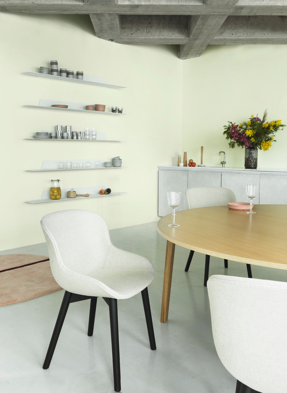Hyg Upholstered chair with a natural oak base