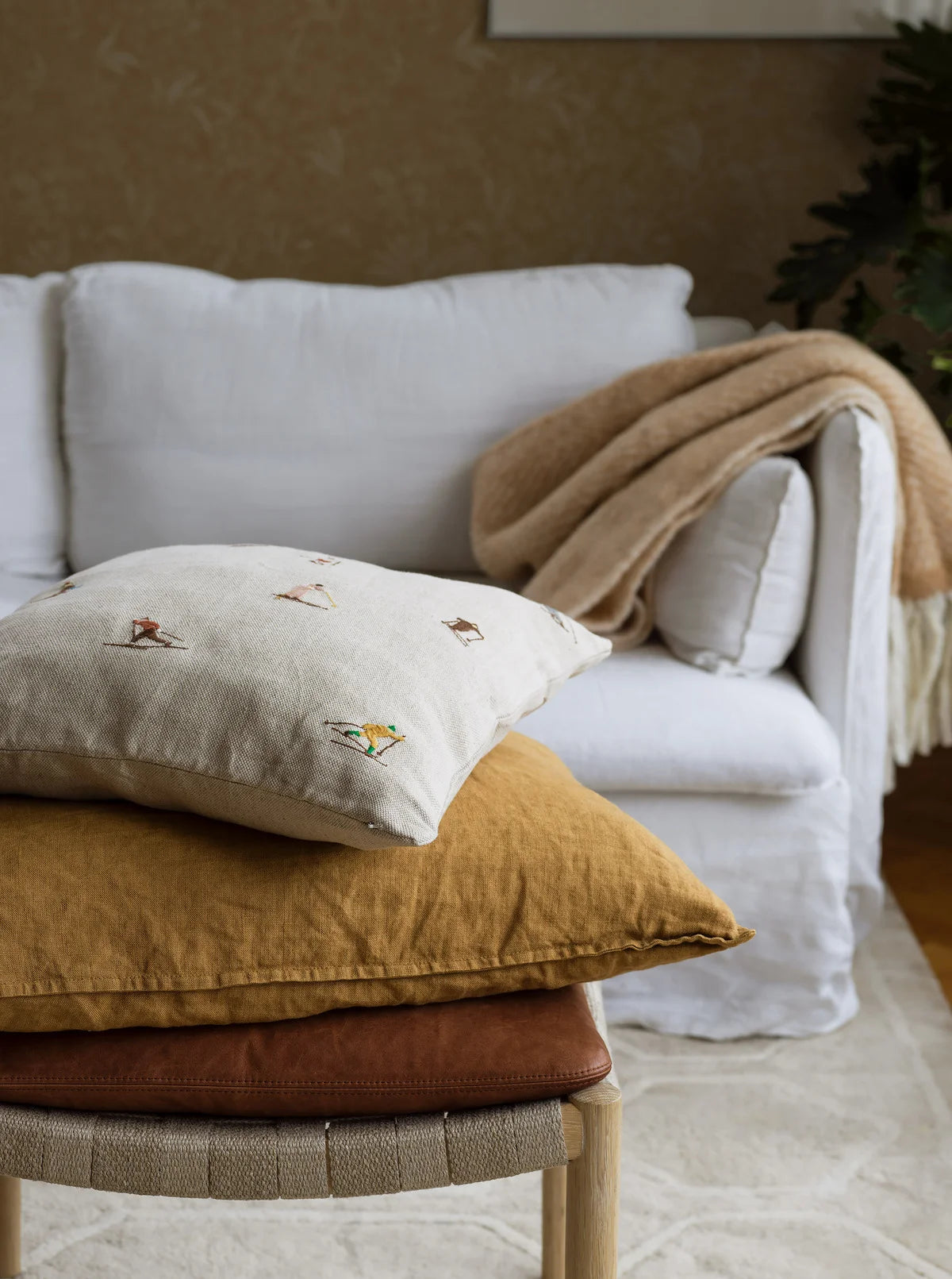 Vlies-Tapete mit pflanzlichem Muster NOCTURNE in Gold und Beige