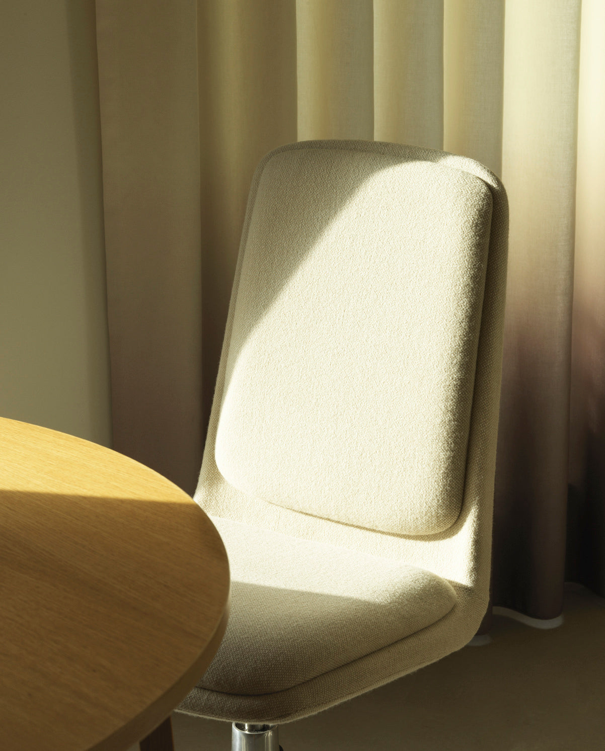 Upholstered office chair with off High 4L armrests with a black base