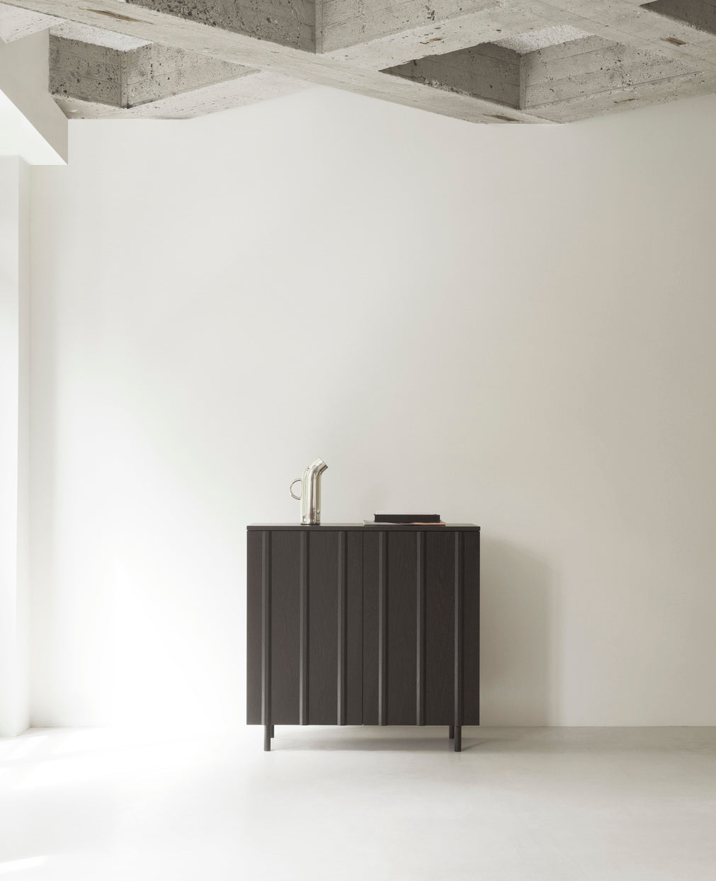 Chest of drawers with RIB drawers black oak veneer