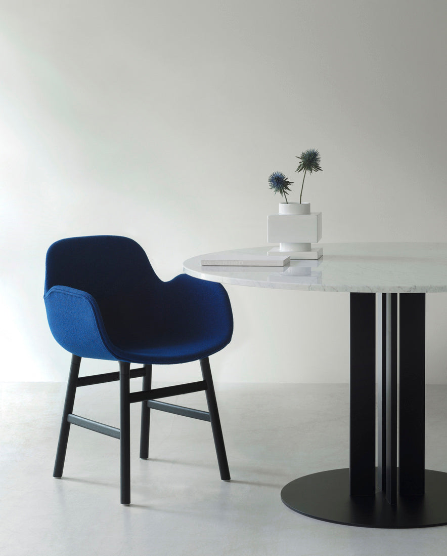 Chair with armrests of forms warm gray with a black oak base
