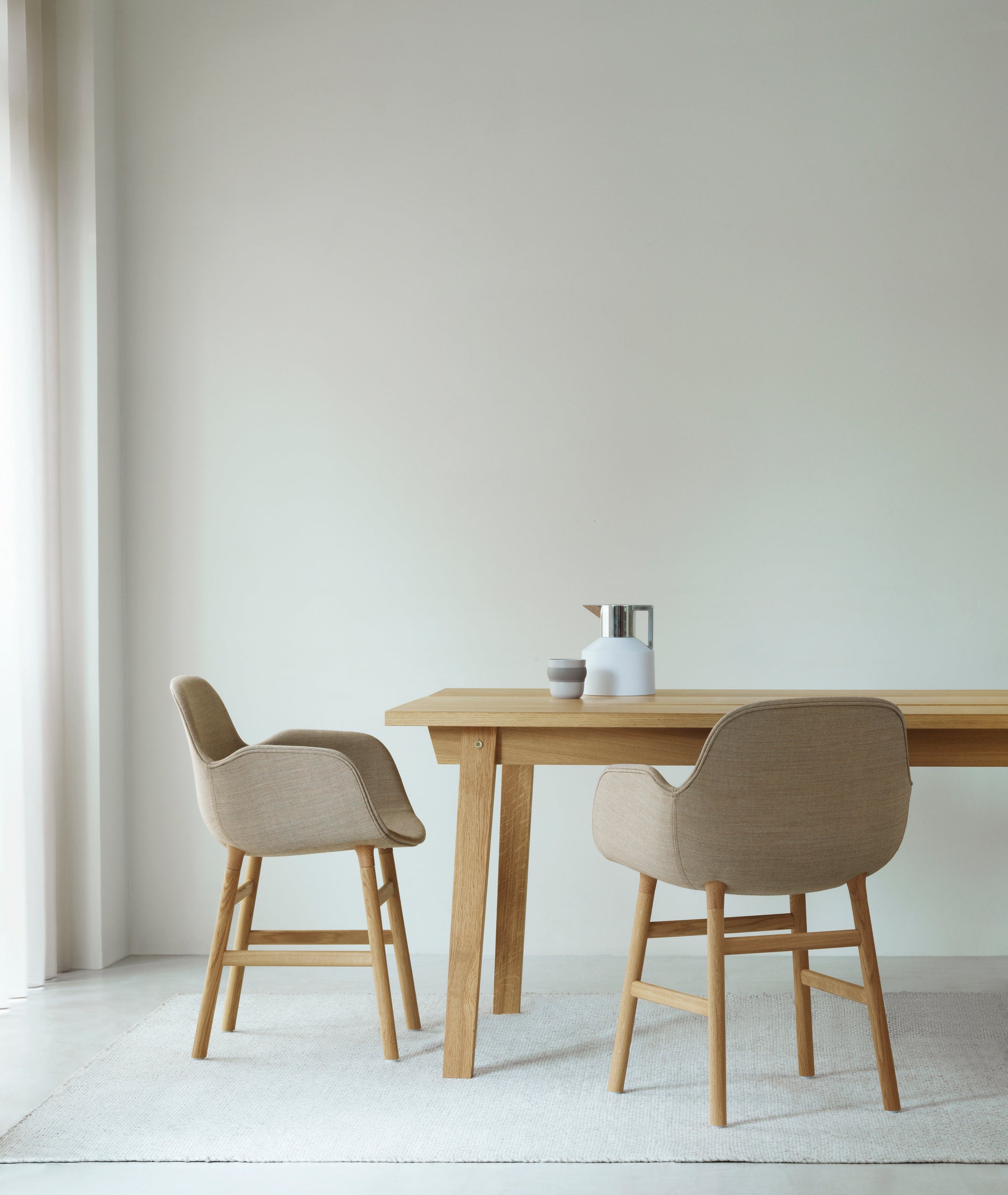 Chair with armrests of forms warm gray with a black oak base
