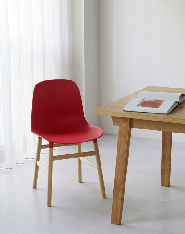 Chair of a cream forms with an oak base