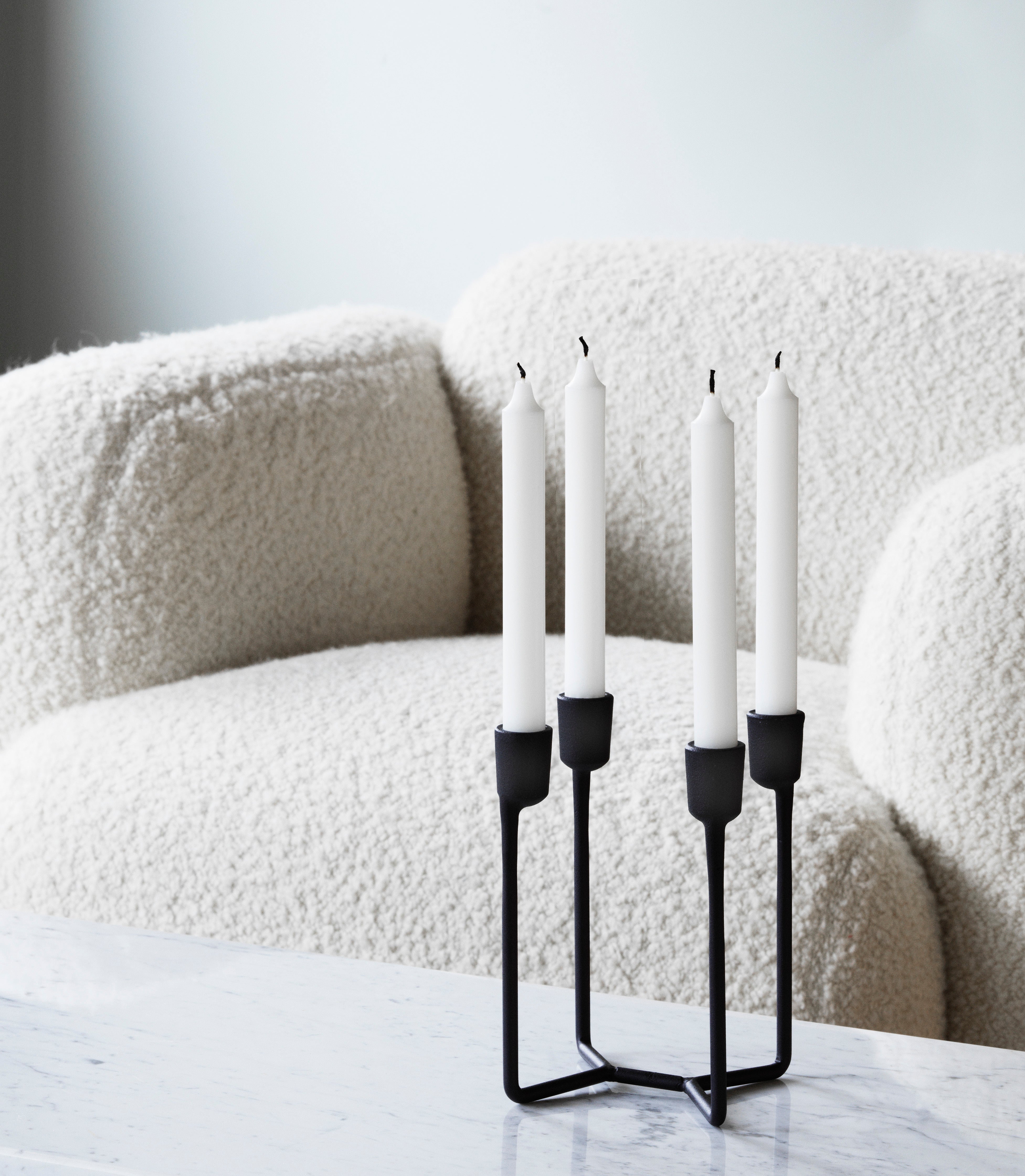 Vierarmiger HEIMA CANDLESTICK Kerzenhalter aus schwarzem Gusseisen