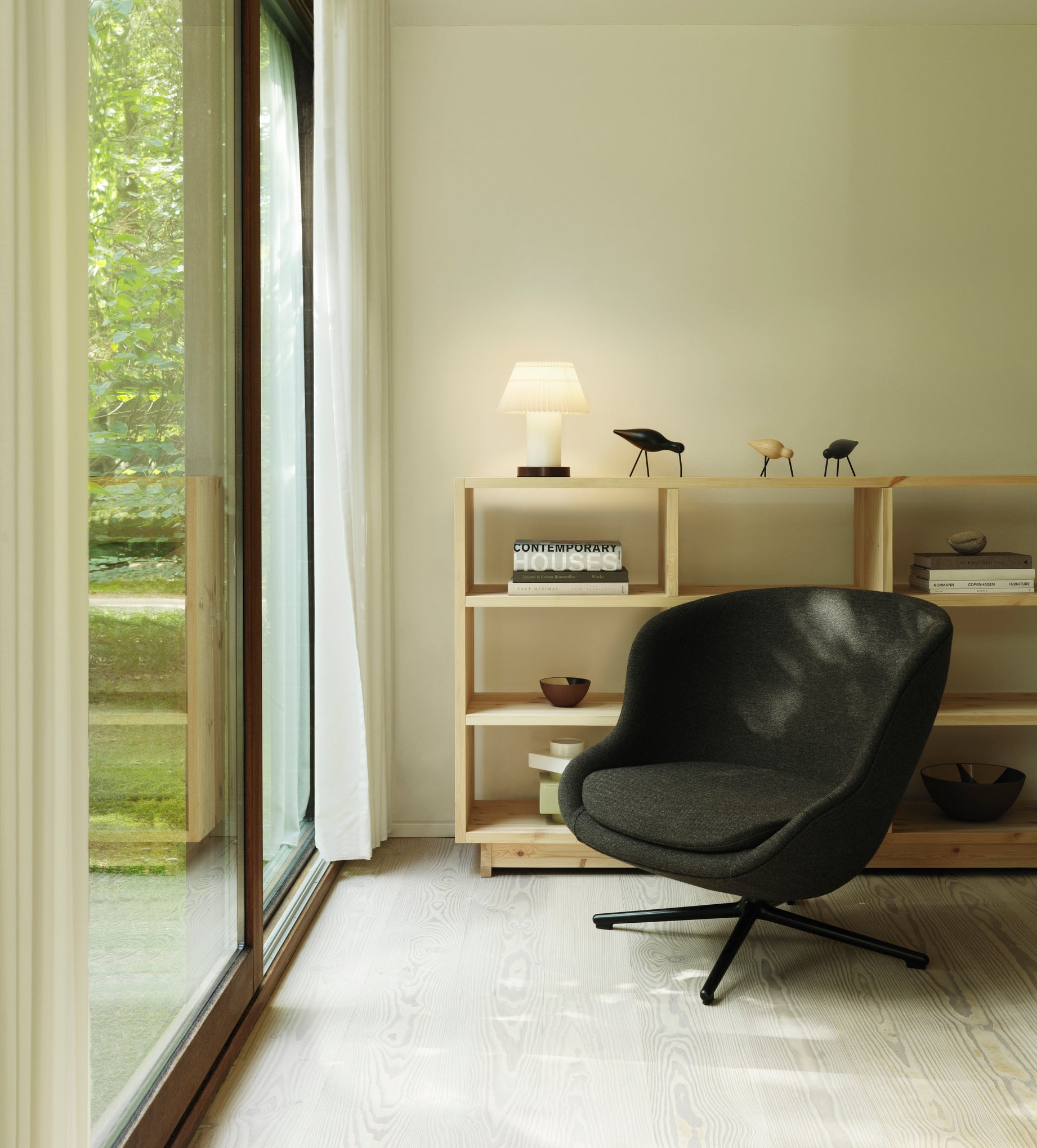Hyg Low upholstered armchair with aluminum adjustable base