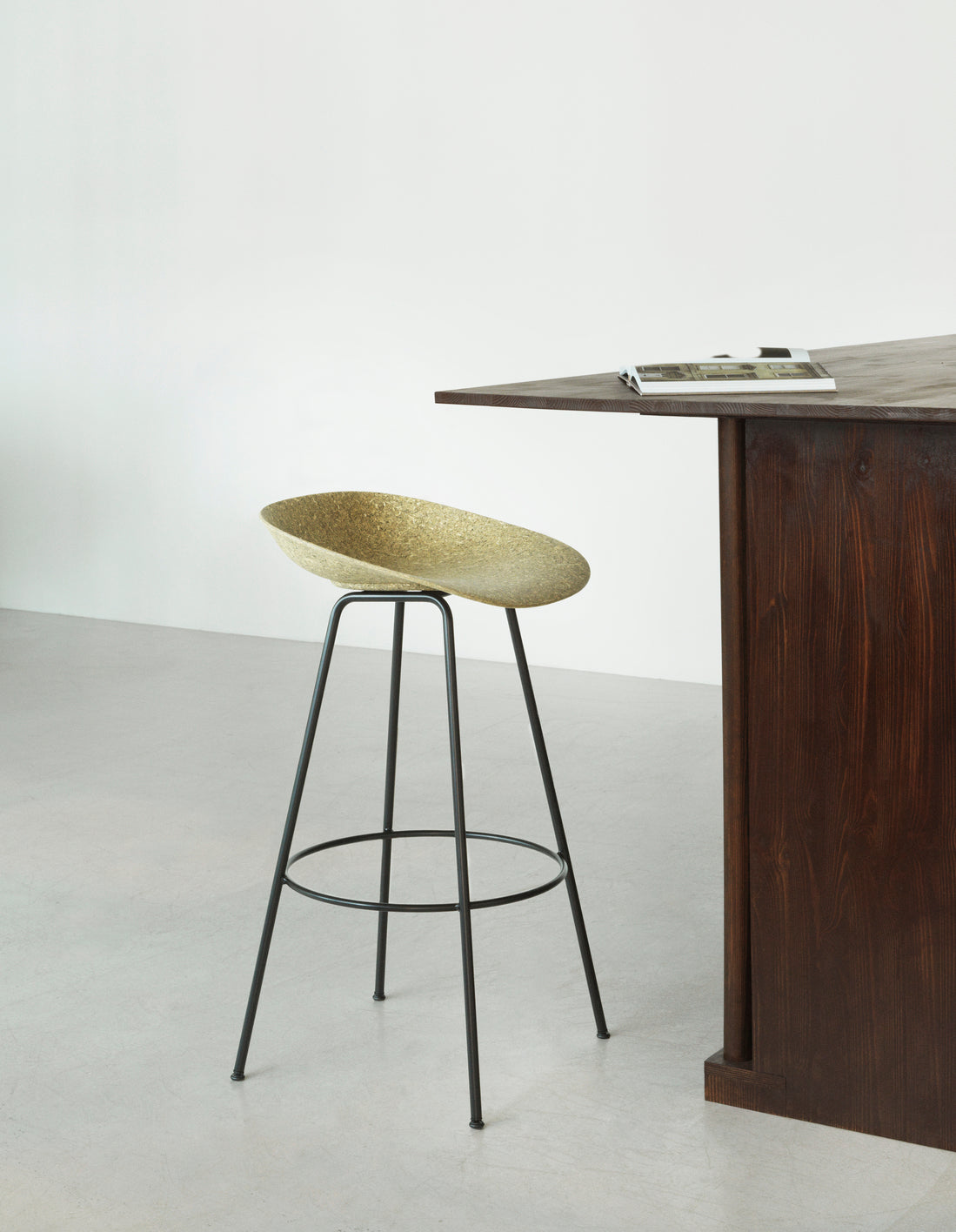 Bar Stuhl Mat Beige mit einer schwarzen Basis