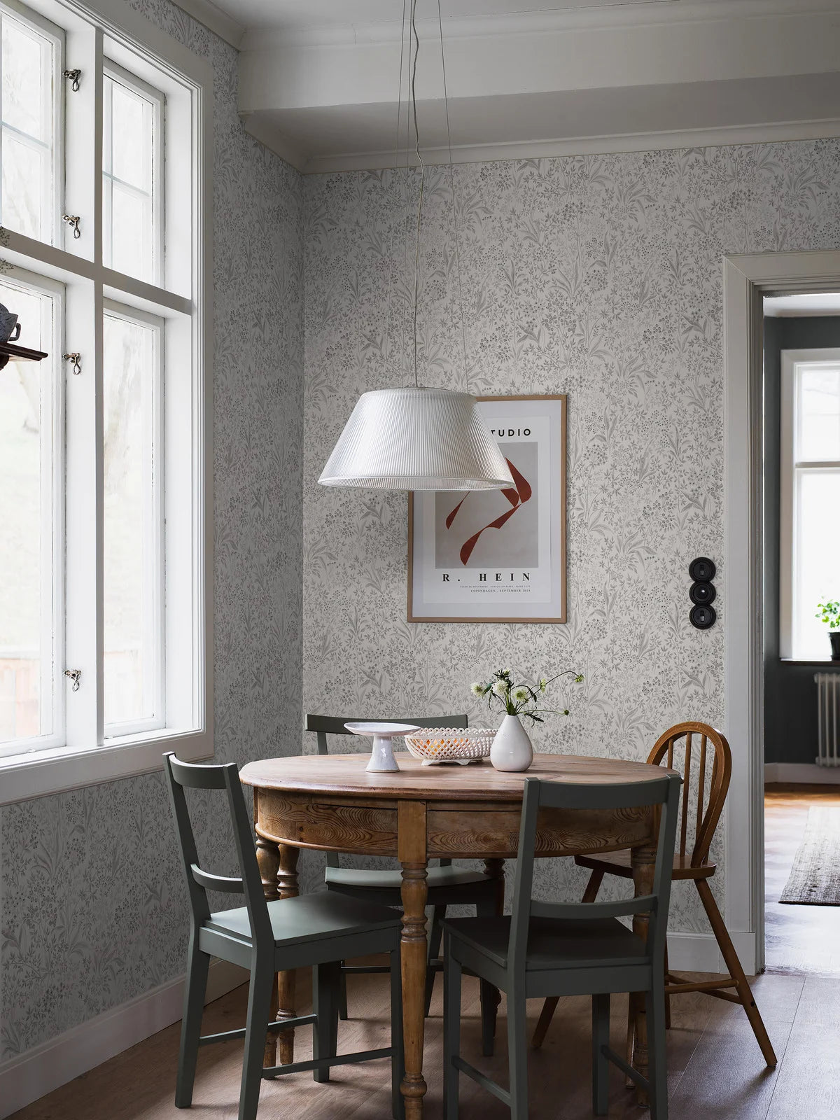 Non-woven paper wallpaper with a botanical pattern NOCTURNE light gray