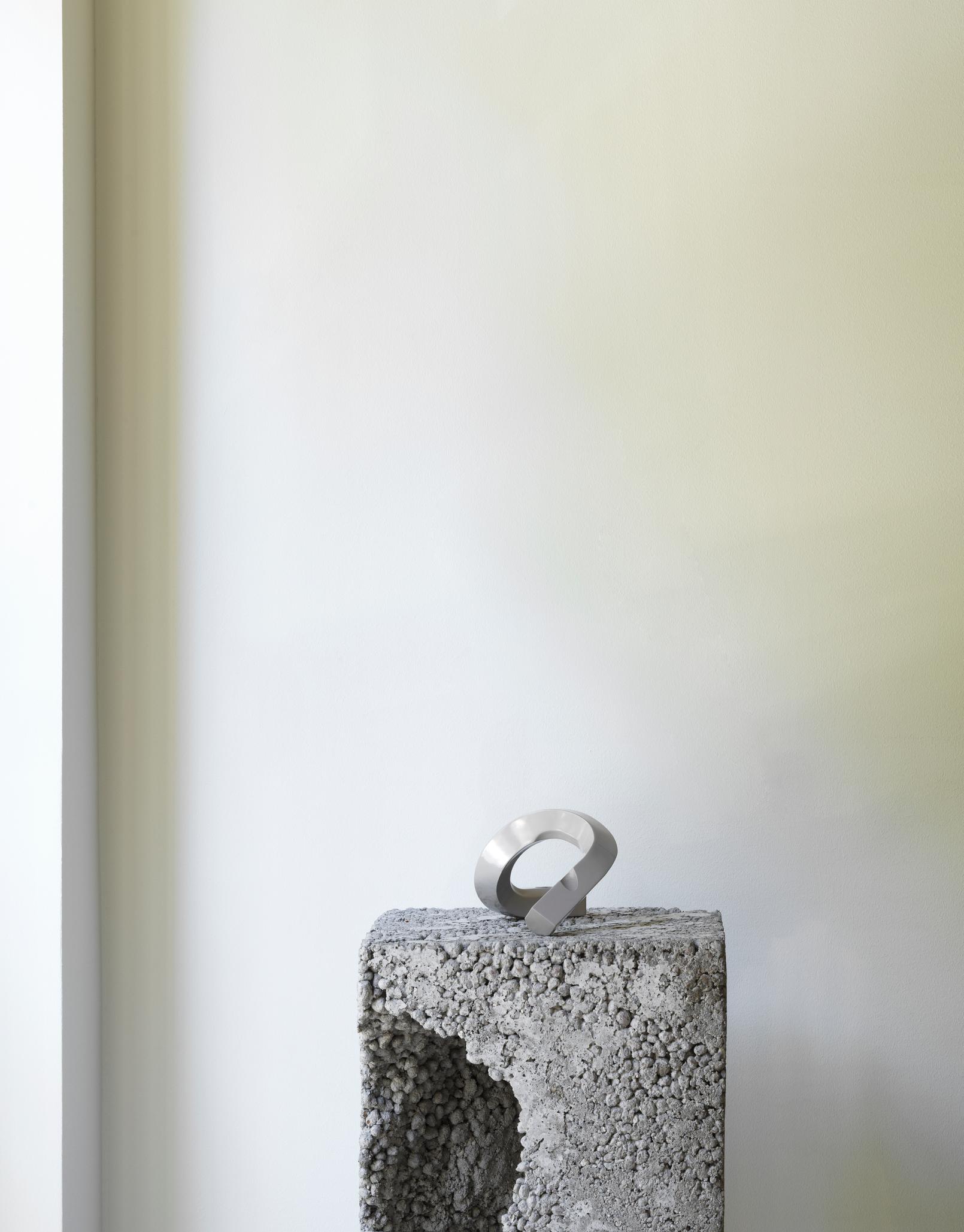 Kerzenhalter CROOKED TWO warmes Grau