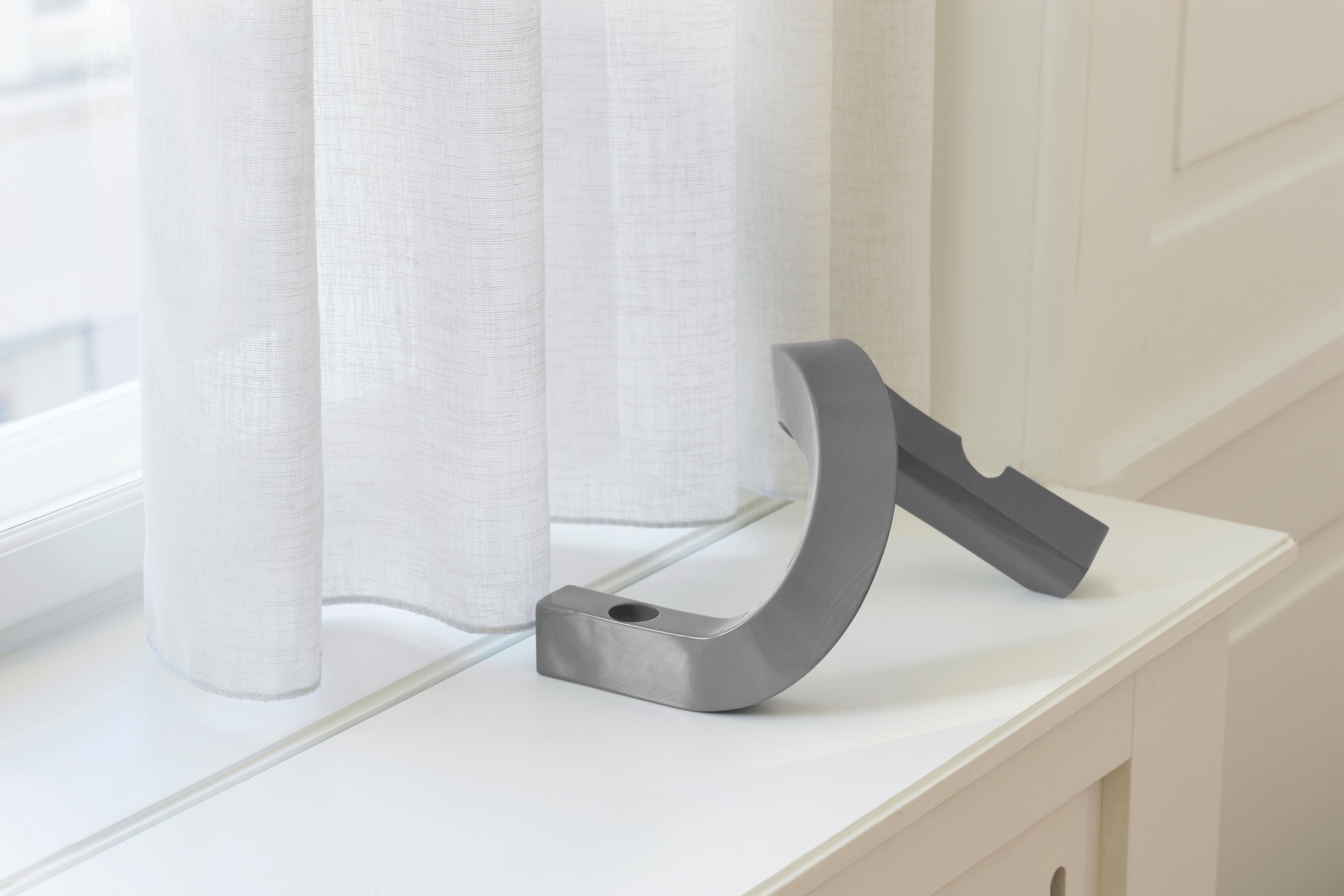 Kerzenhalter CROOKED TWO warmes Grau