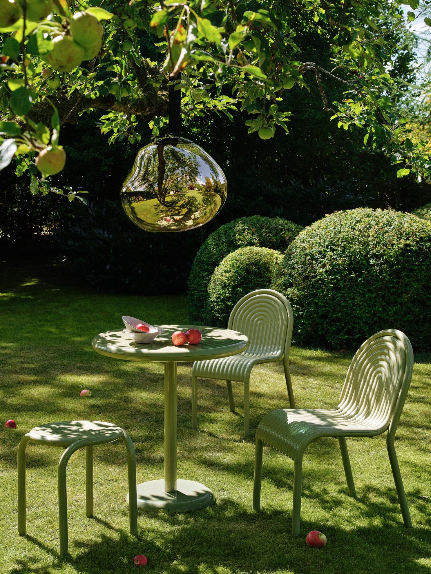 Round outdoor table GROOVE green