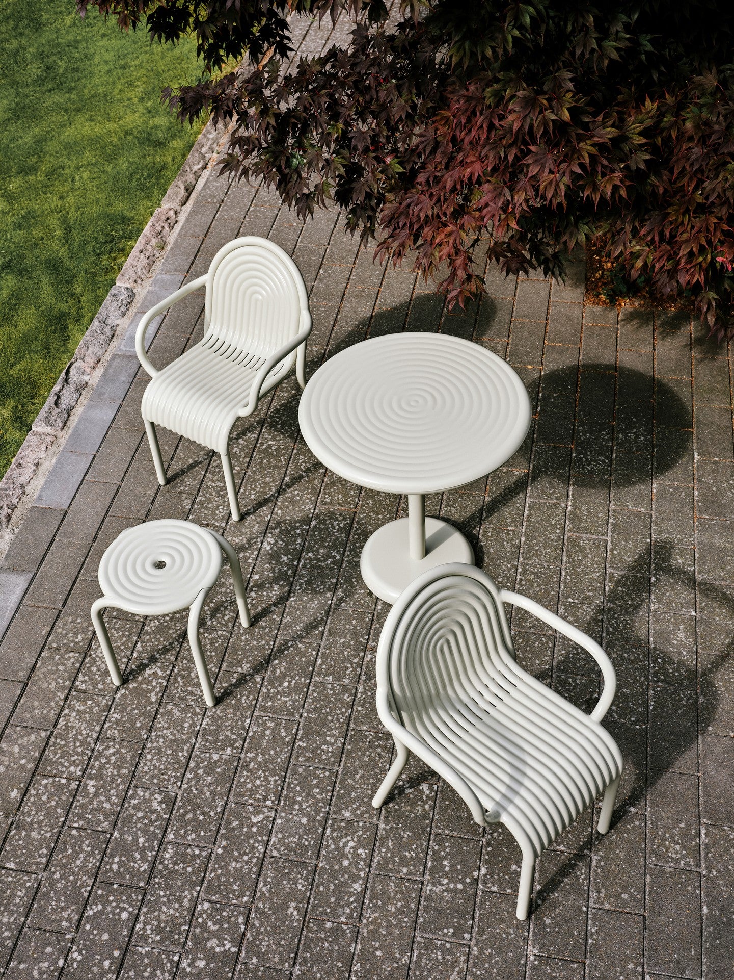 Round Outdoor Table GROOVE Broken White