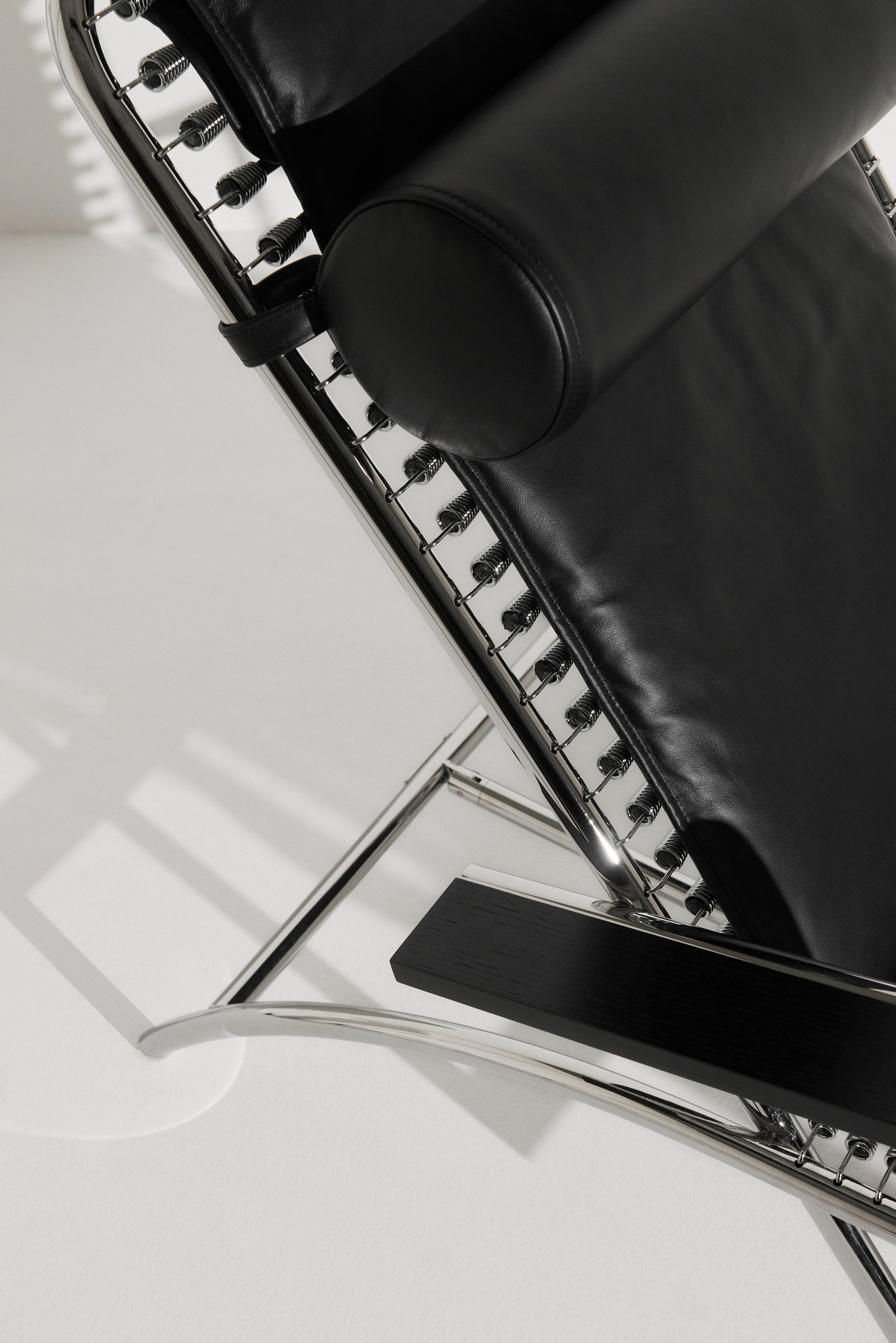 SANDOWS N°114 Black Daybed with Steel Base