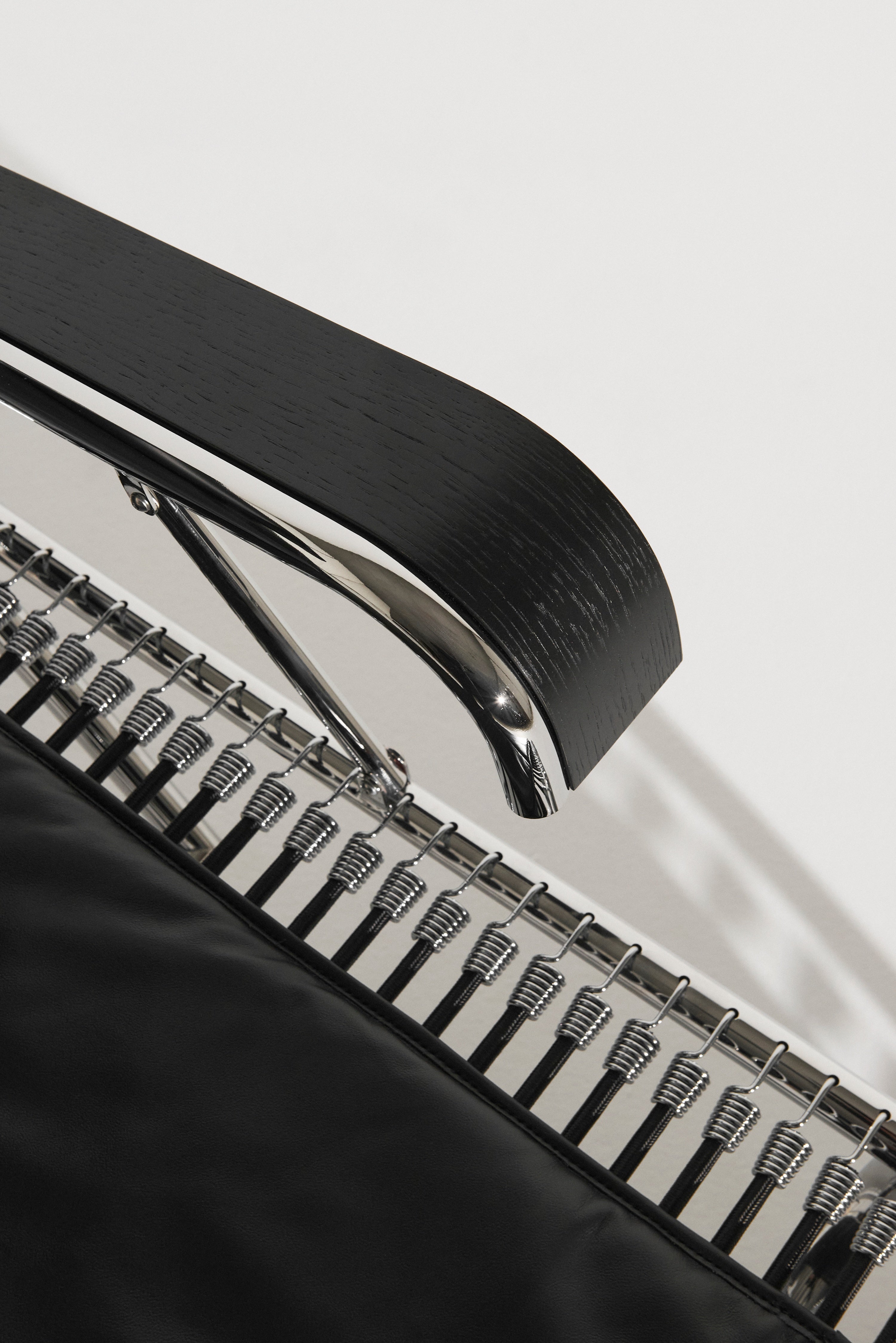 SANDOWS N°114 Black Daybed with Steel Base